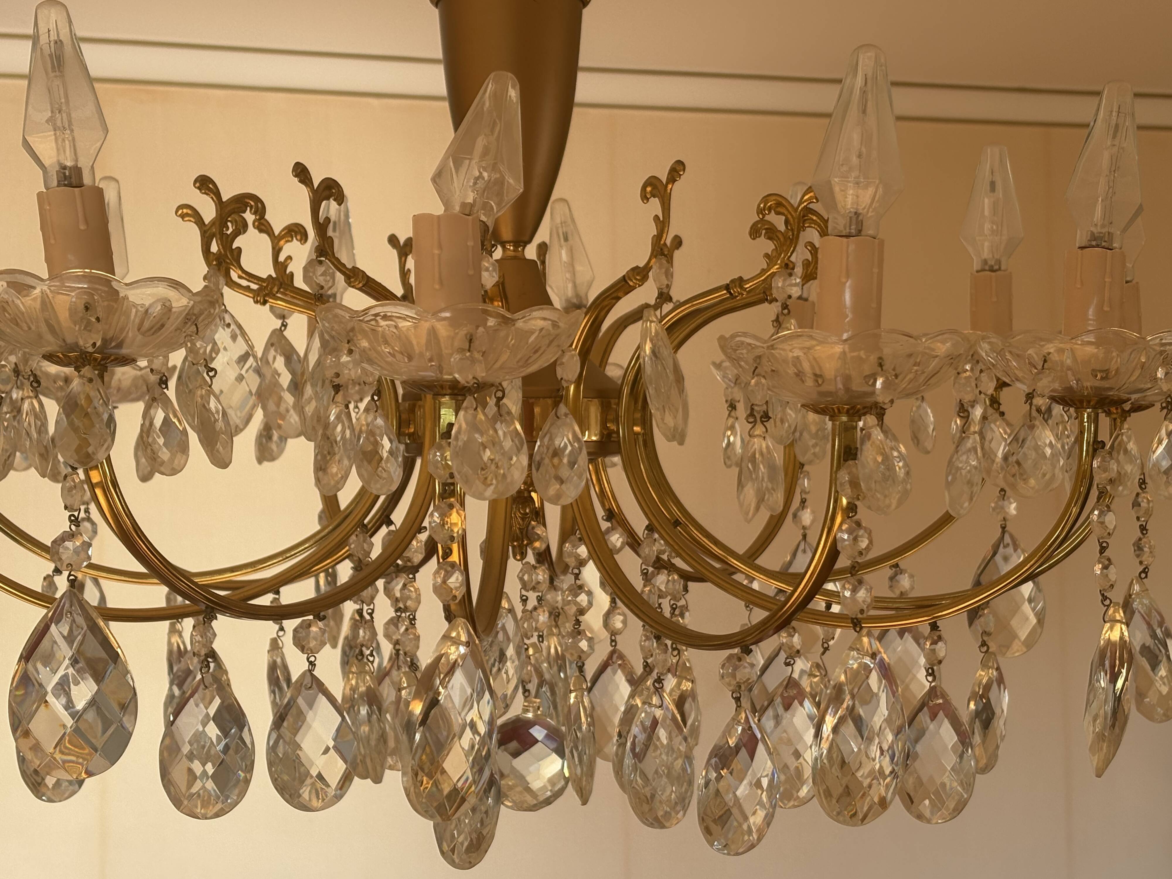 Ensemble de réception en laiton massif et cristal – 2 lustres et 2 applique