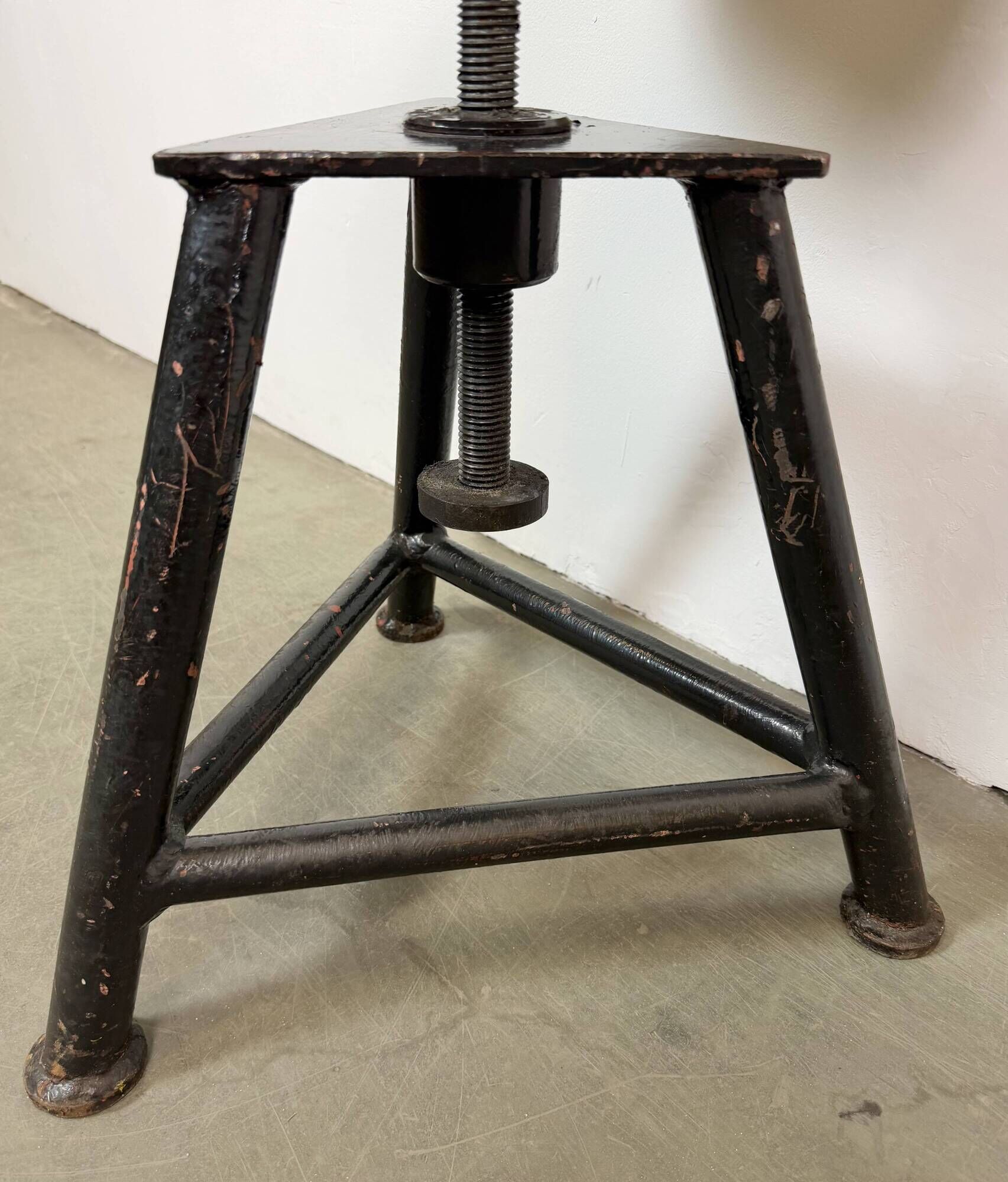 Tabouret pivotant industriel noir, années 1960