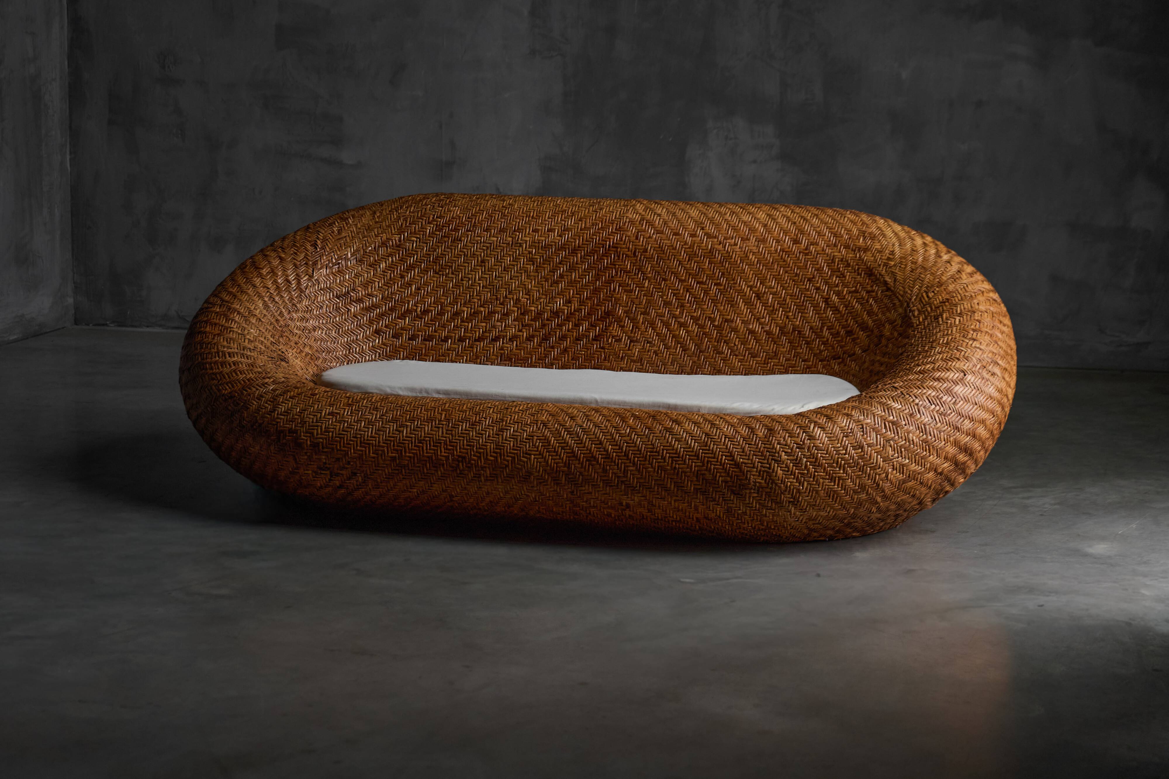 Canapé en osier tressé, style milieu du XXe siècle, France, années 1970