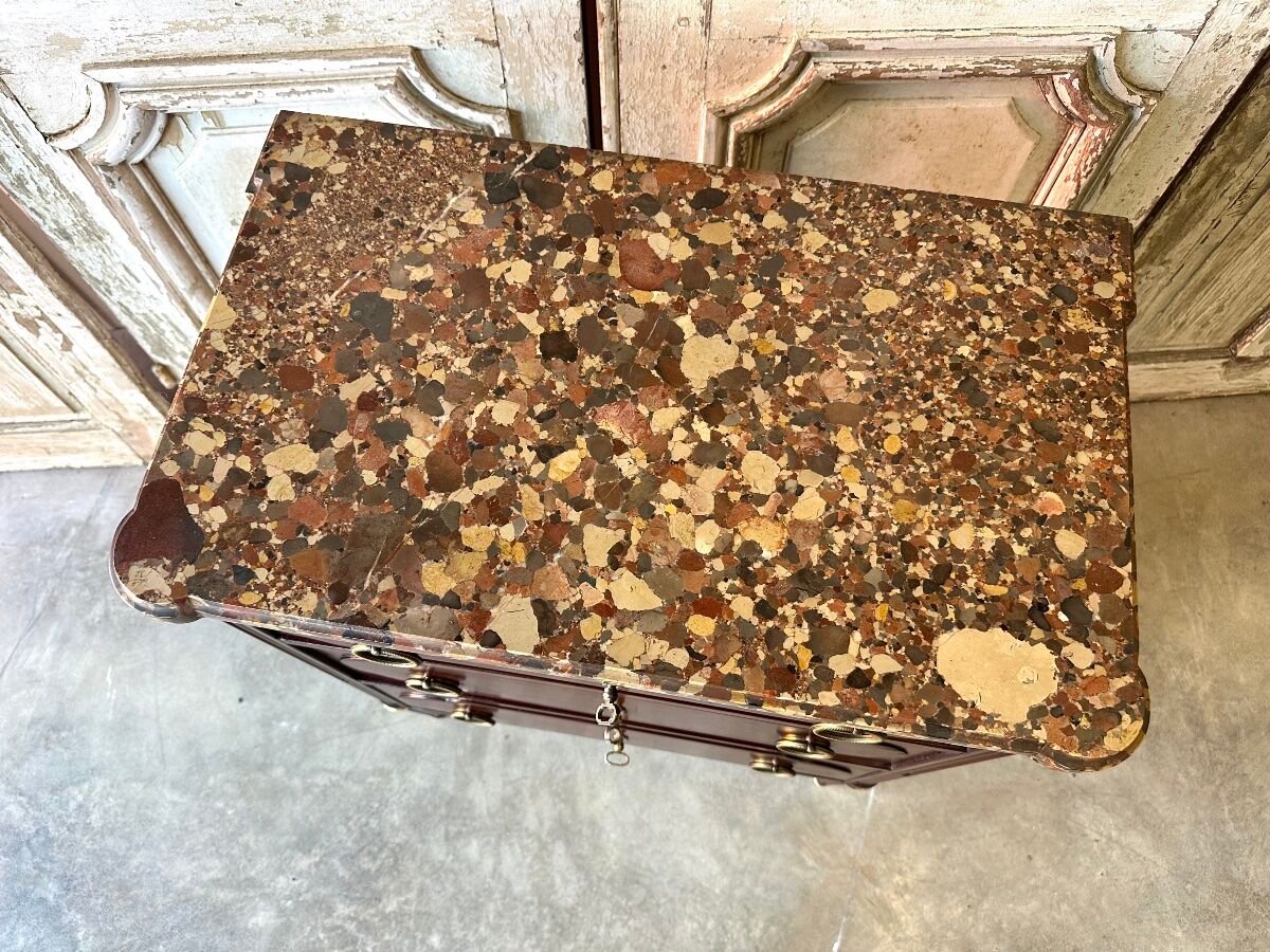 Petite commode de style Louis XVI 20e siècle