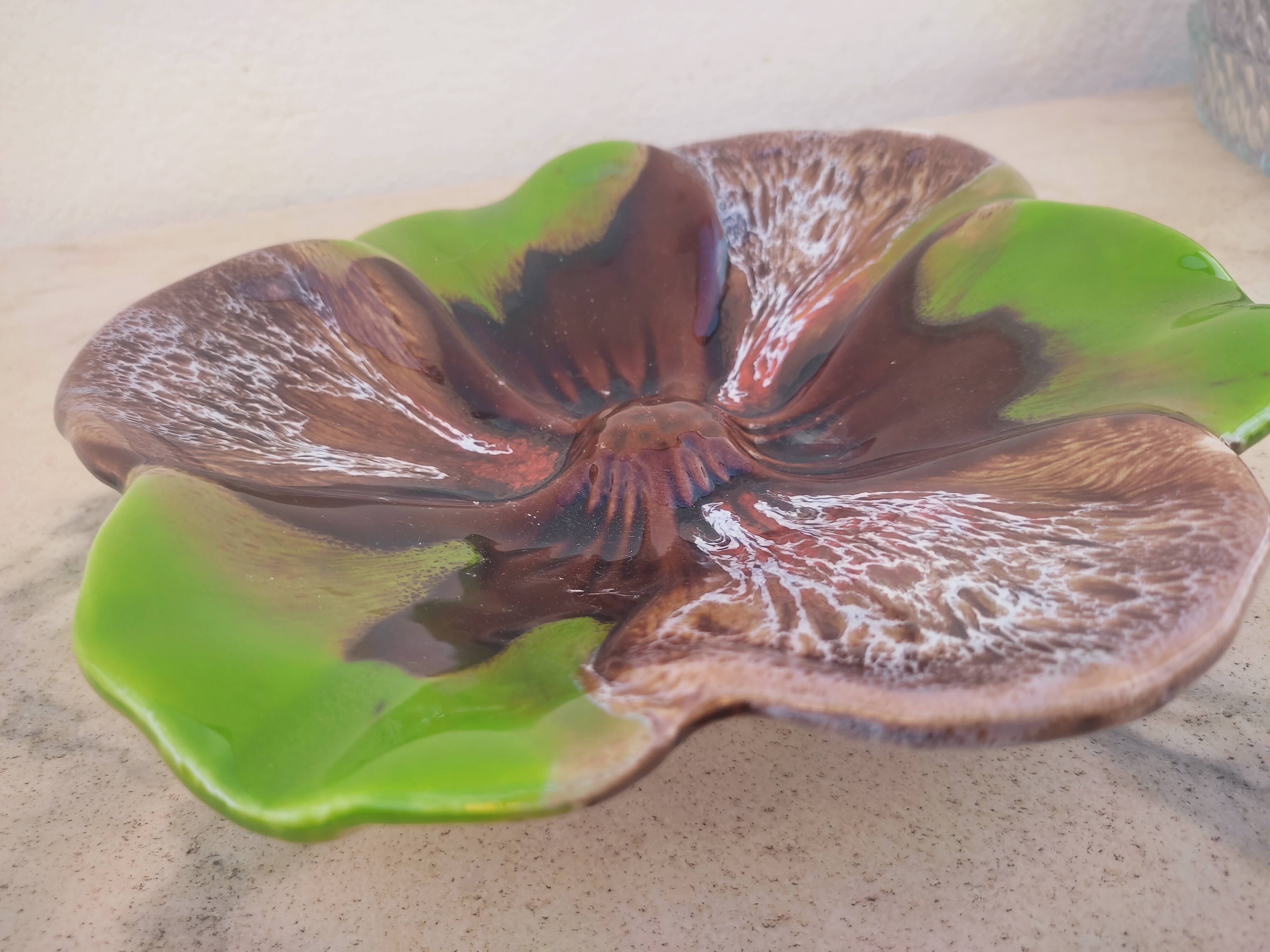 Ceramic flower plate