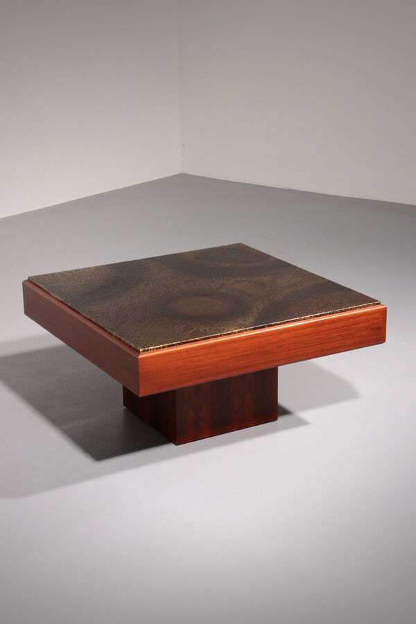 Table basse brutaliste avec plateau en cuivre et base en bois 1970