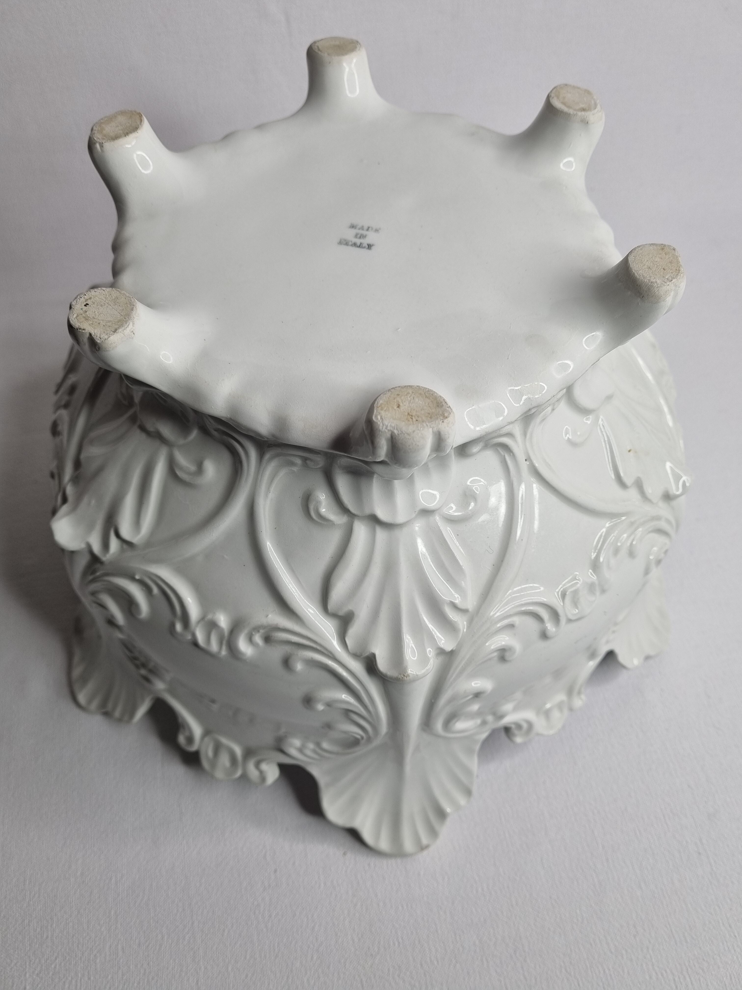 Enamelled white ceramic pot cover