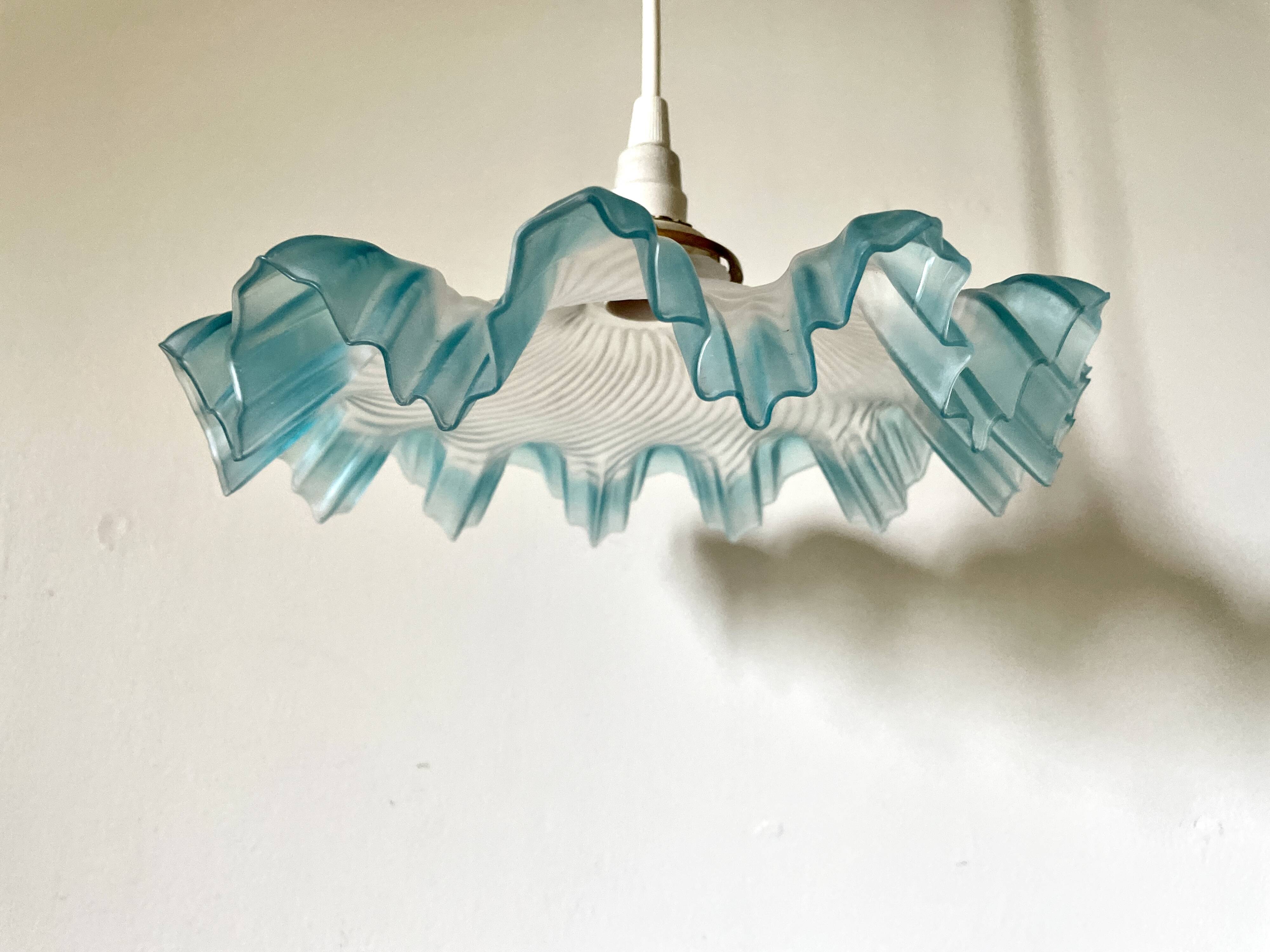 Suspension drapée bleue