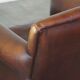 Fauteuil en peau de mouton aux finitions soignées