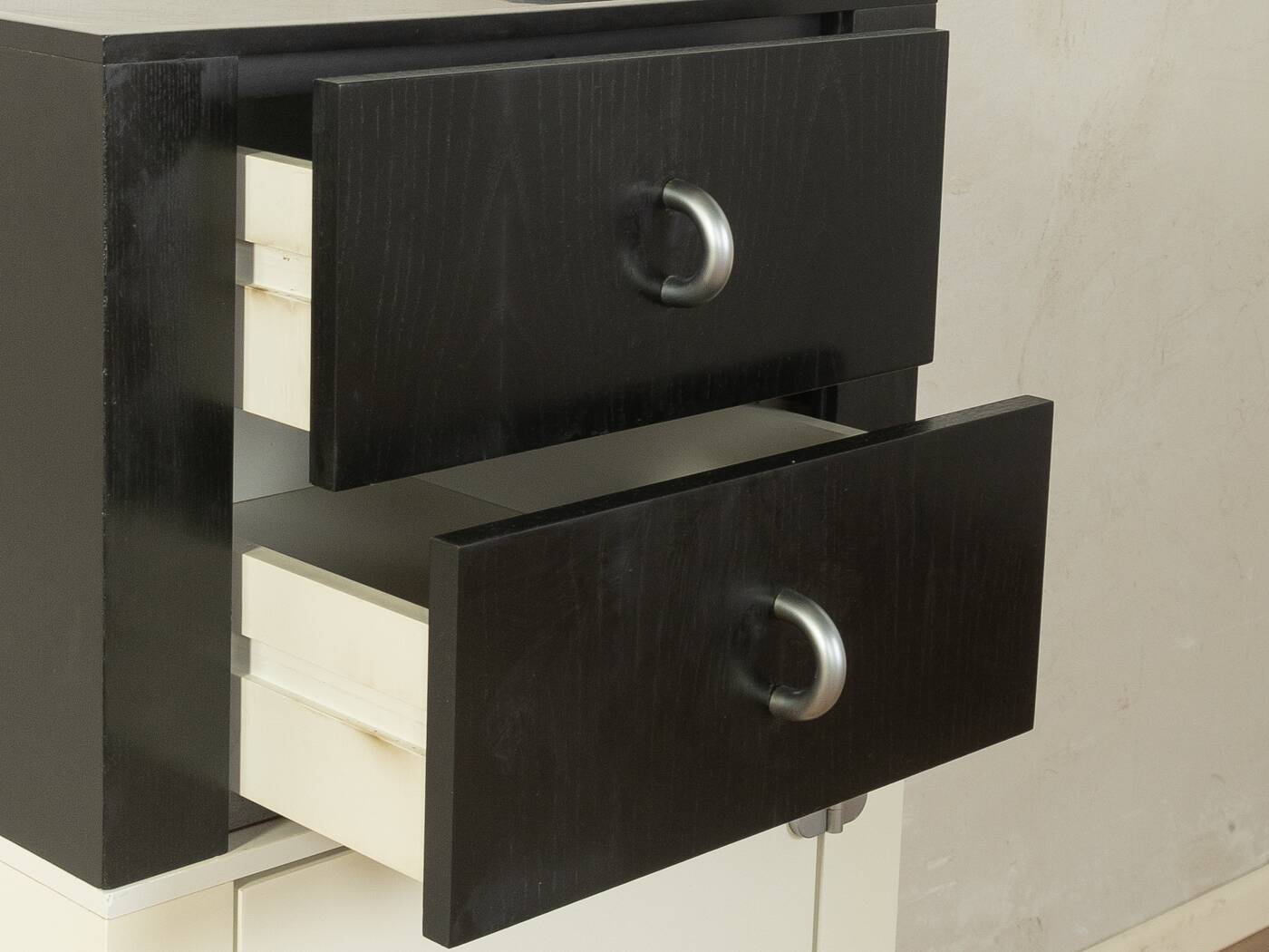 Commode des années 1980 avec un design à contraste clair.