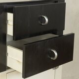 Commode des années 1980 avec un design à contraste clair.