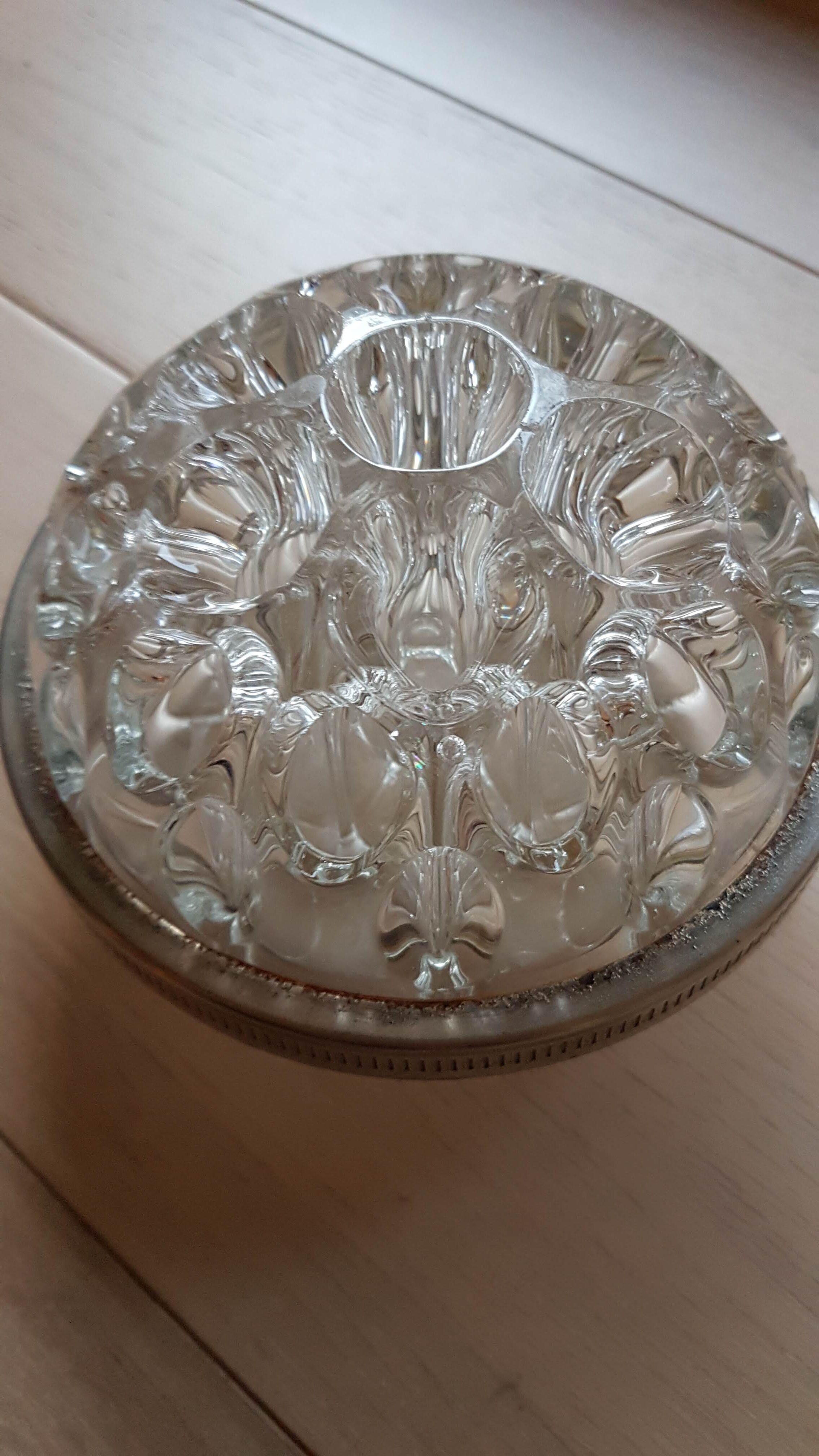 Vase pique fleurs en verre et étain