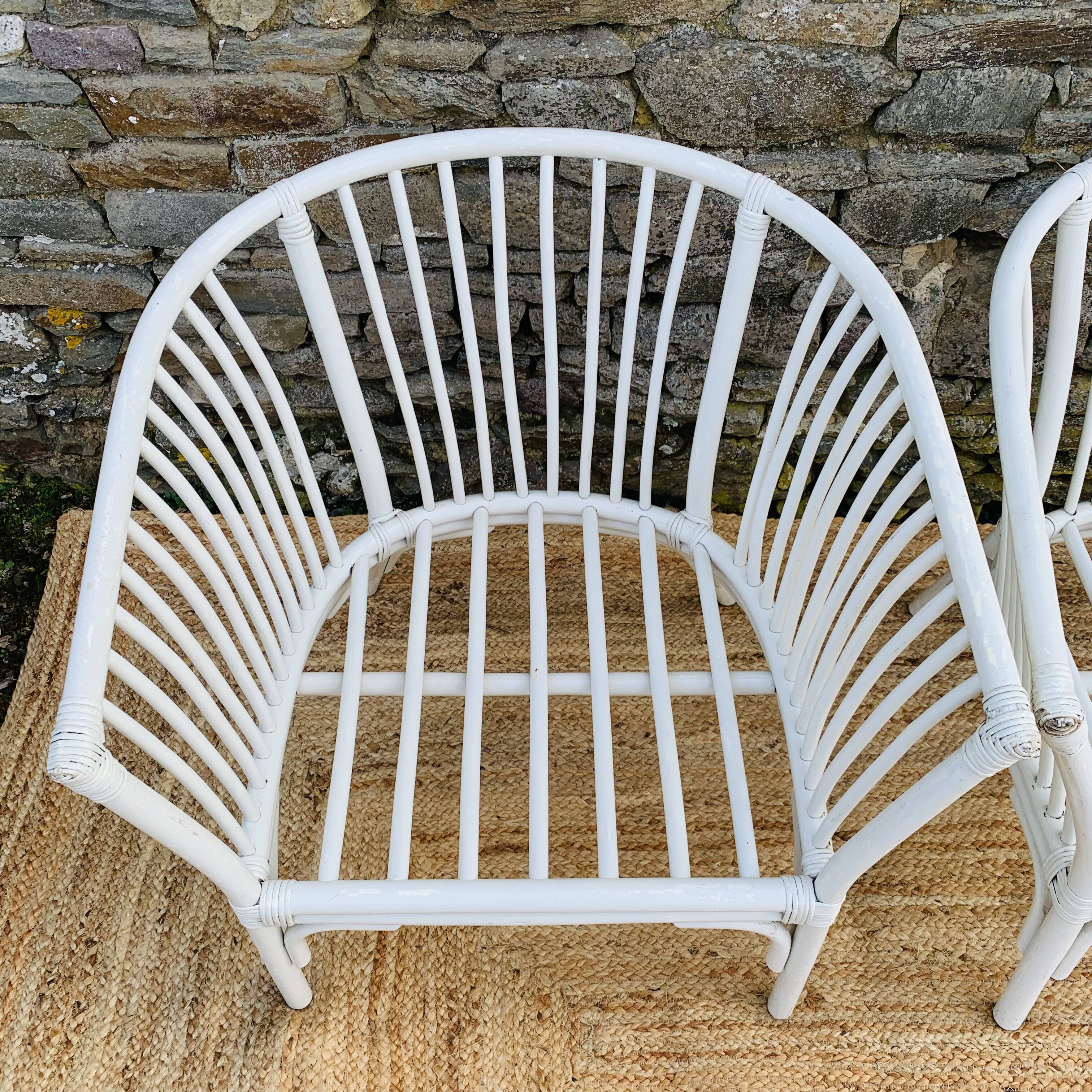 White rattan lounge