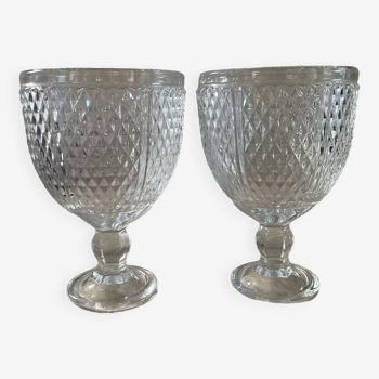 Paire de vases sur pied en verre moulé