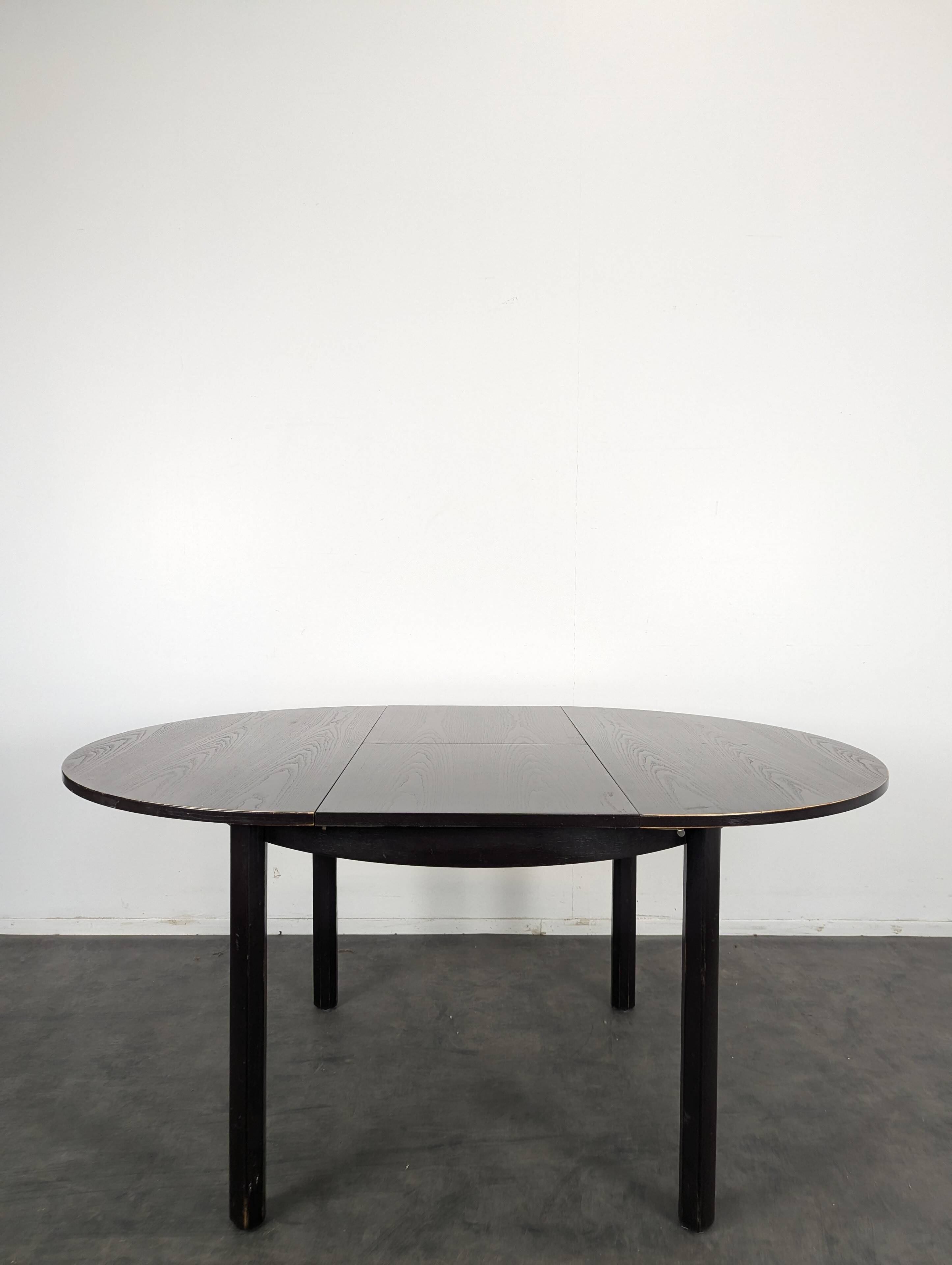 Table moderne teinté noir en chêne