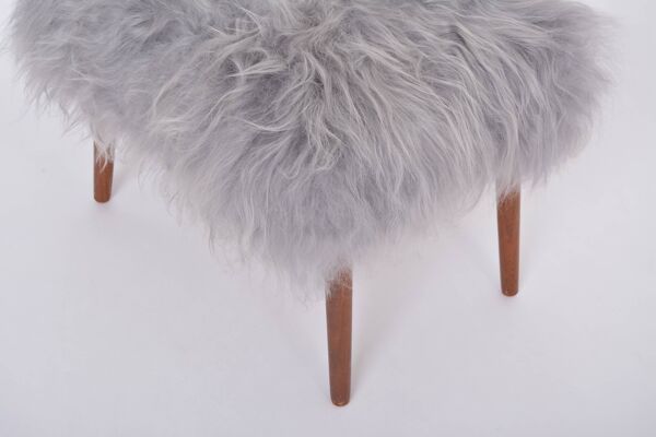 Tabouret moderne danois du milieu du siècle rembourré en peau de mouton grise