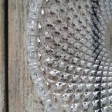 Flat dish in chiseled glass