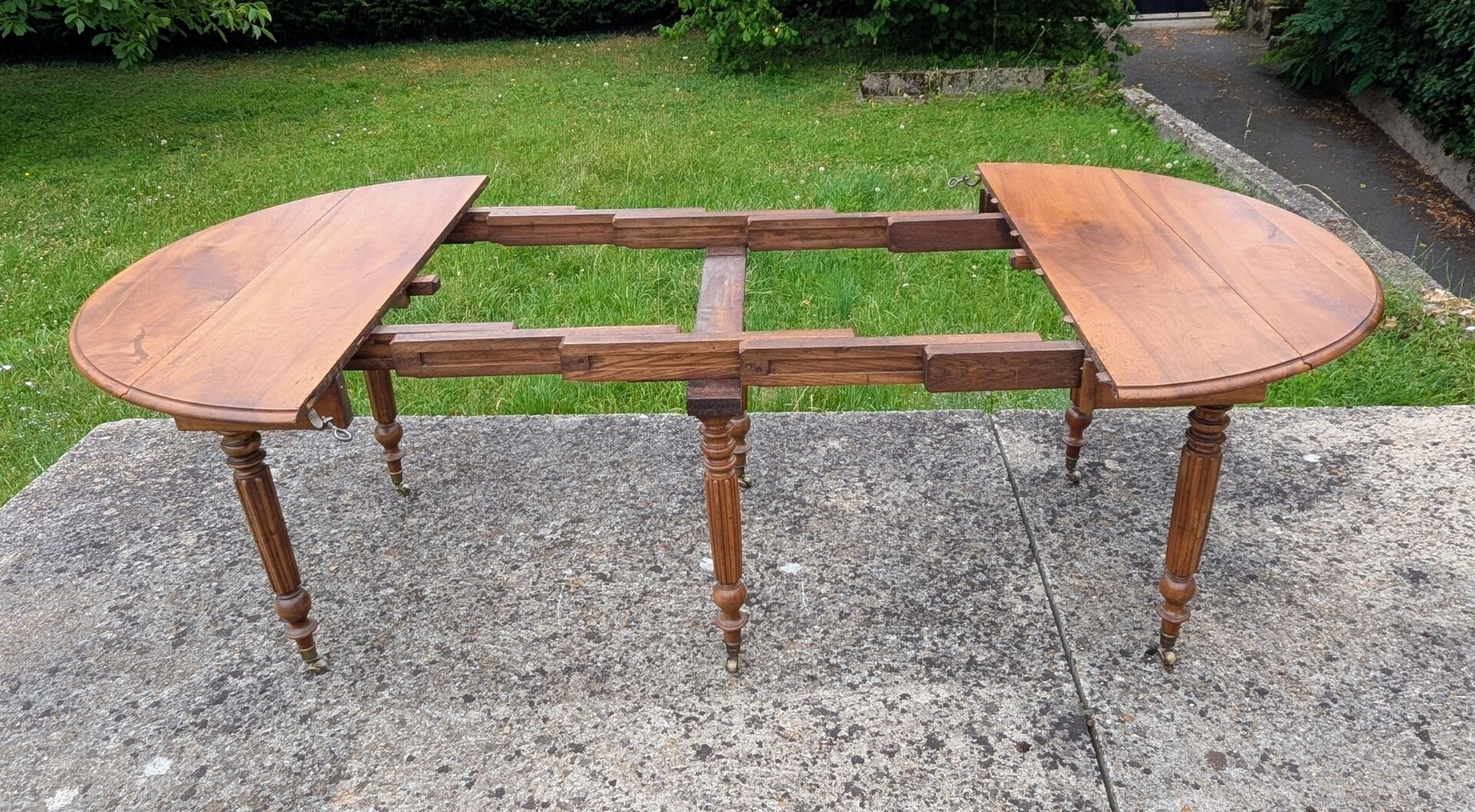 Large six-foot table with XIX century folding leaves in solid walnut Ø120 extendable to 330.