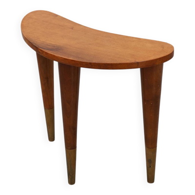 Petite table en bois et laiton estampillée ''Italia'' dans le style de Gio Ponti.