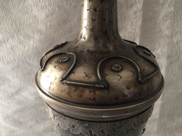 Lampe métal atypique style medieval globe opaline