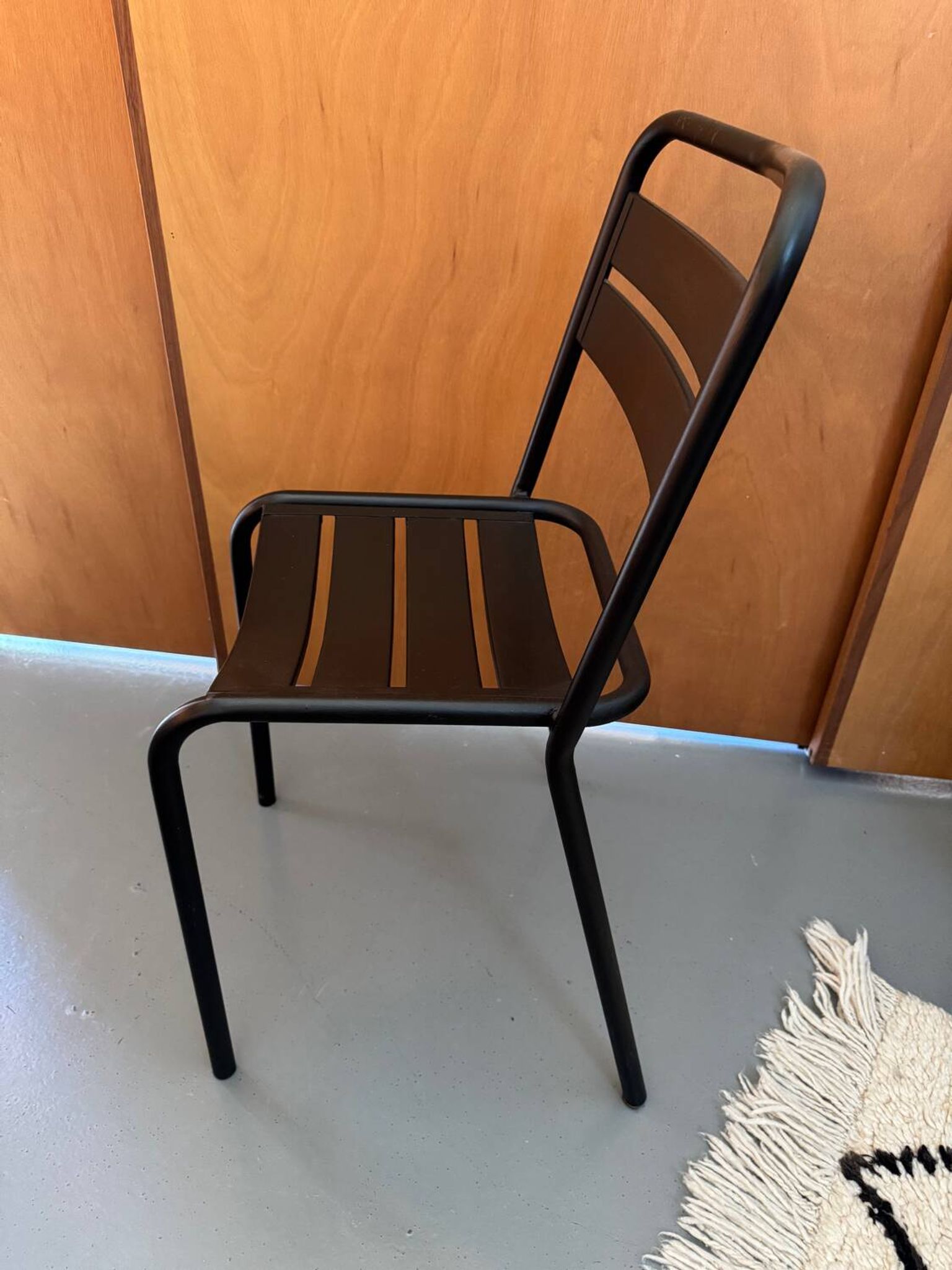 Chaise en métal à lattes noires