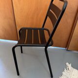 Chaise en métal à lattes noires