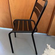 Chaise en métal à lattes noires