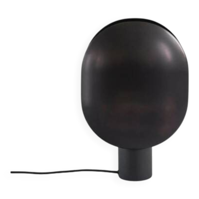 Lampe de table en aluminium noir, oxydée, œuvre contemporaine.