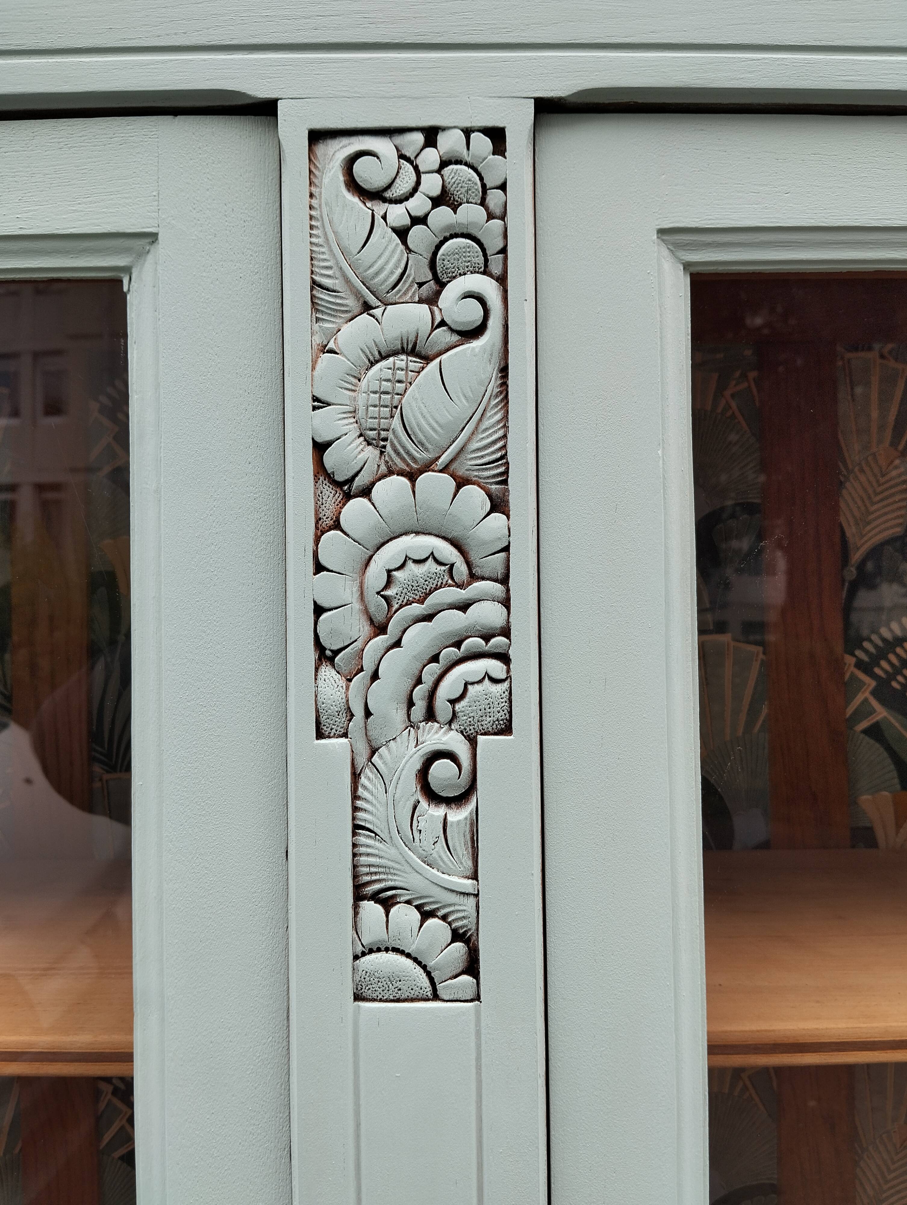 Parisian showcase cabinet year 30