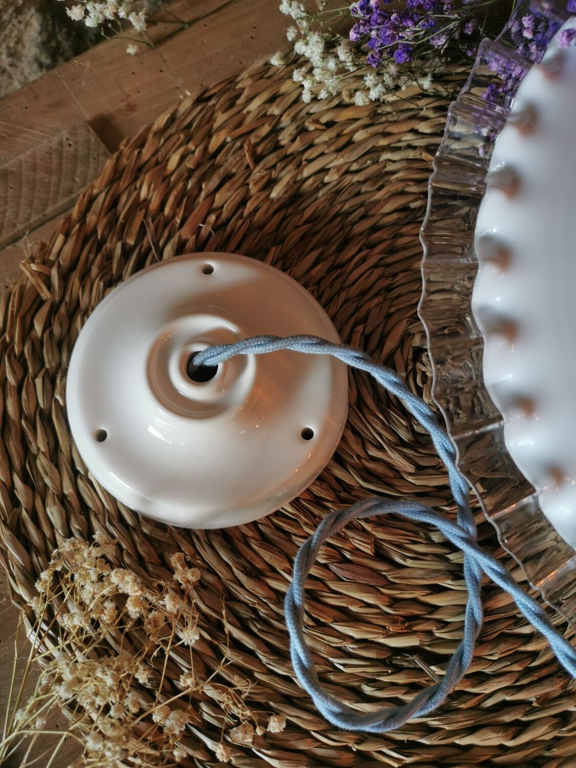 Suspension in white lace opaline, sky blue cable.