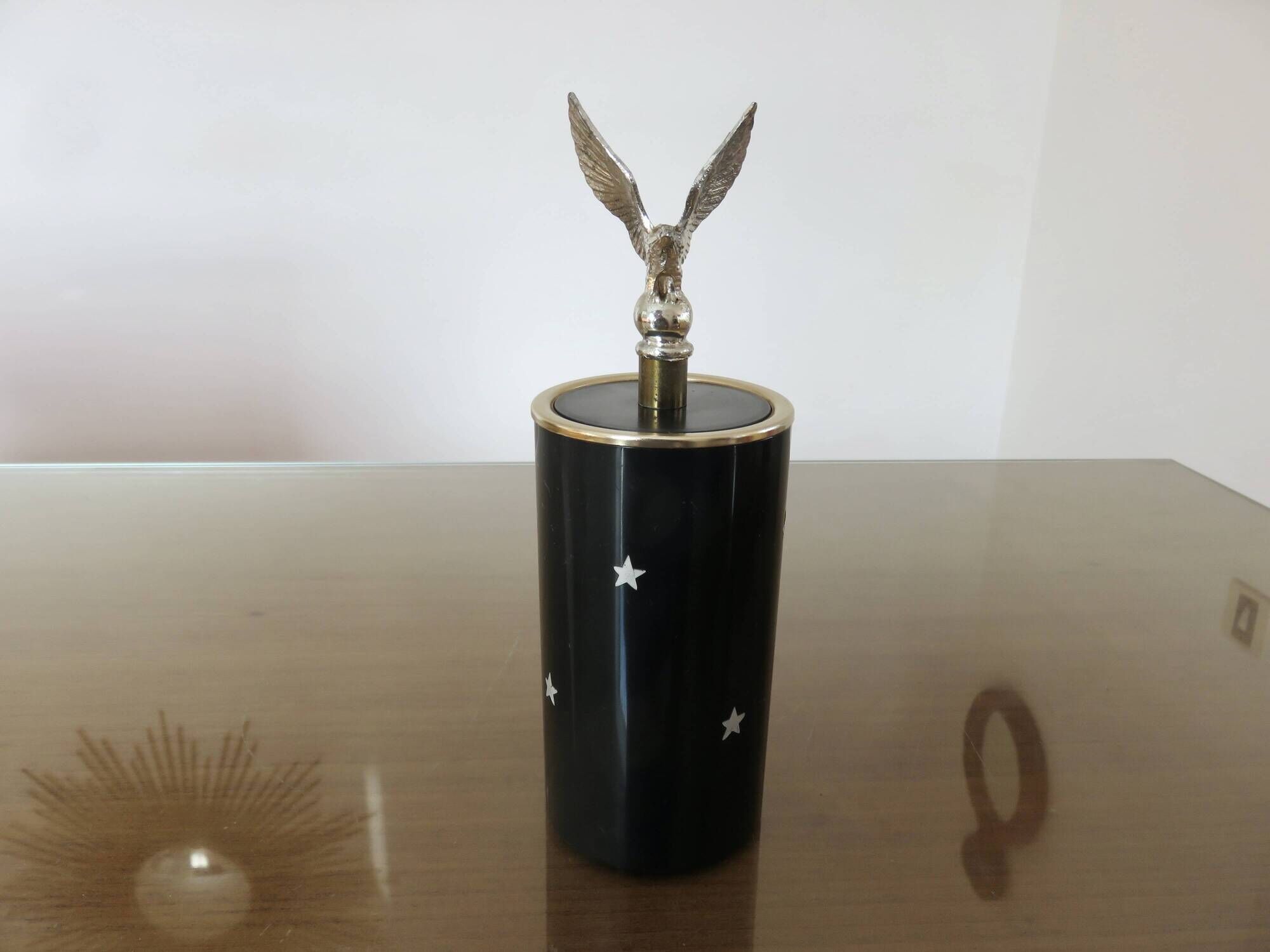 Cigarette dispenser "eagle and stars" from the 60s-70s, vintage.