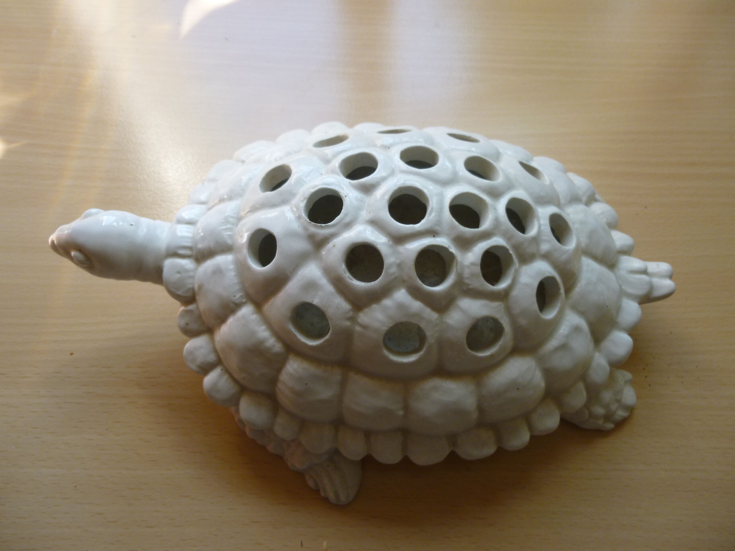 Pique flowers turtle in glazed white ceramic