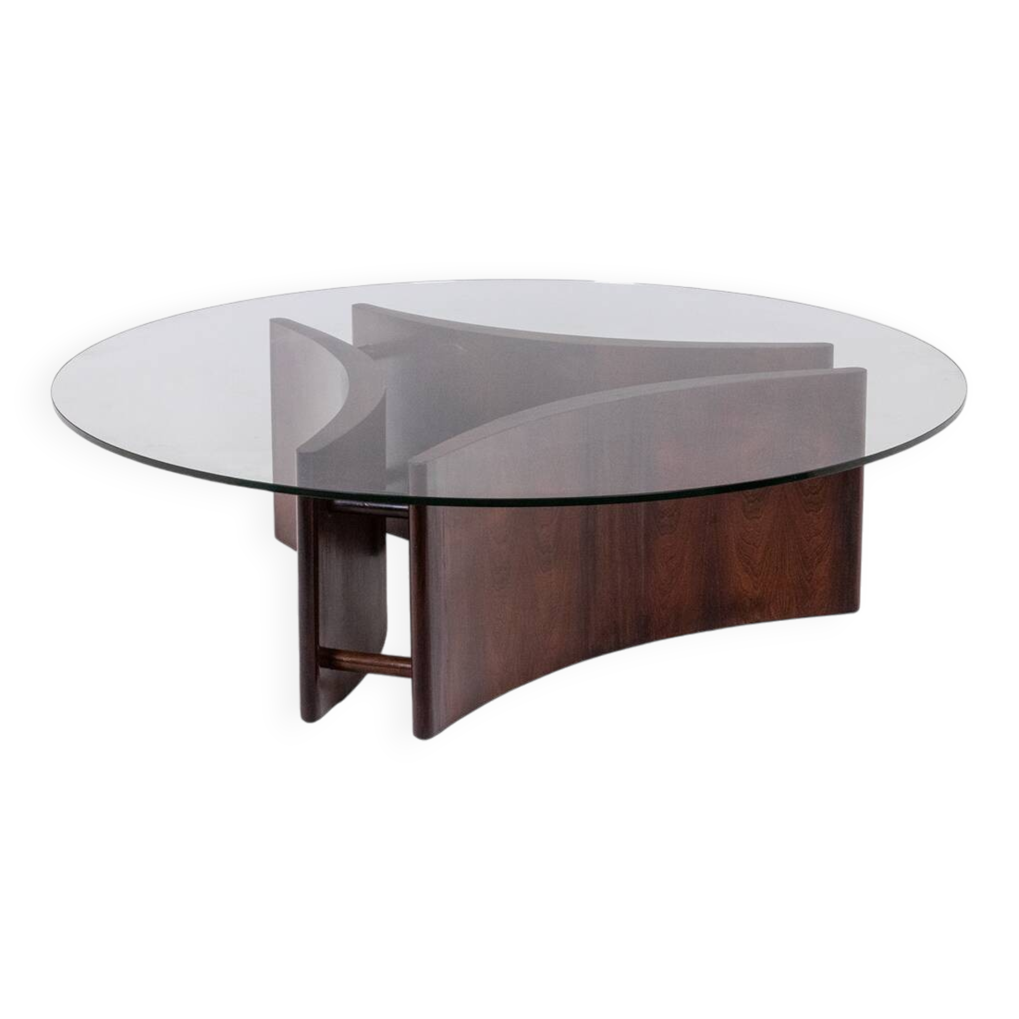 Table basse en palissandre, de forme concave. Années 1970.
