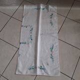 Nappe en coton-linon fond blanc couronne de fleurs bleues,roses.. brodées main.