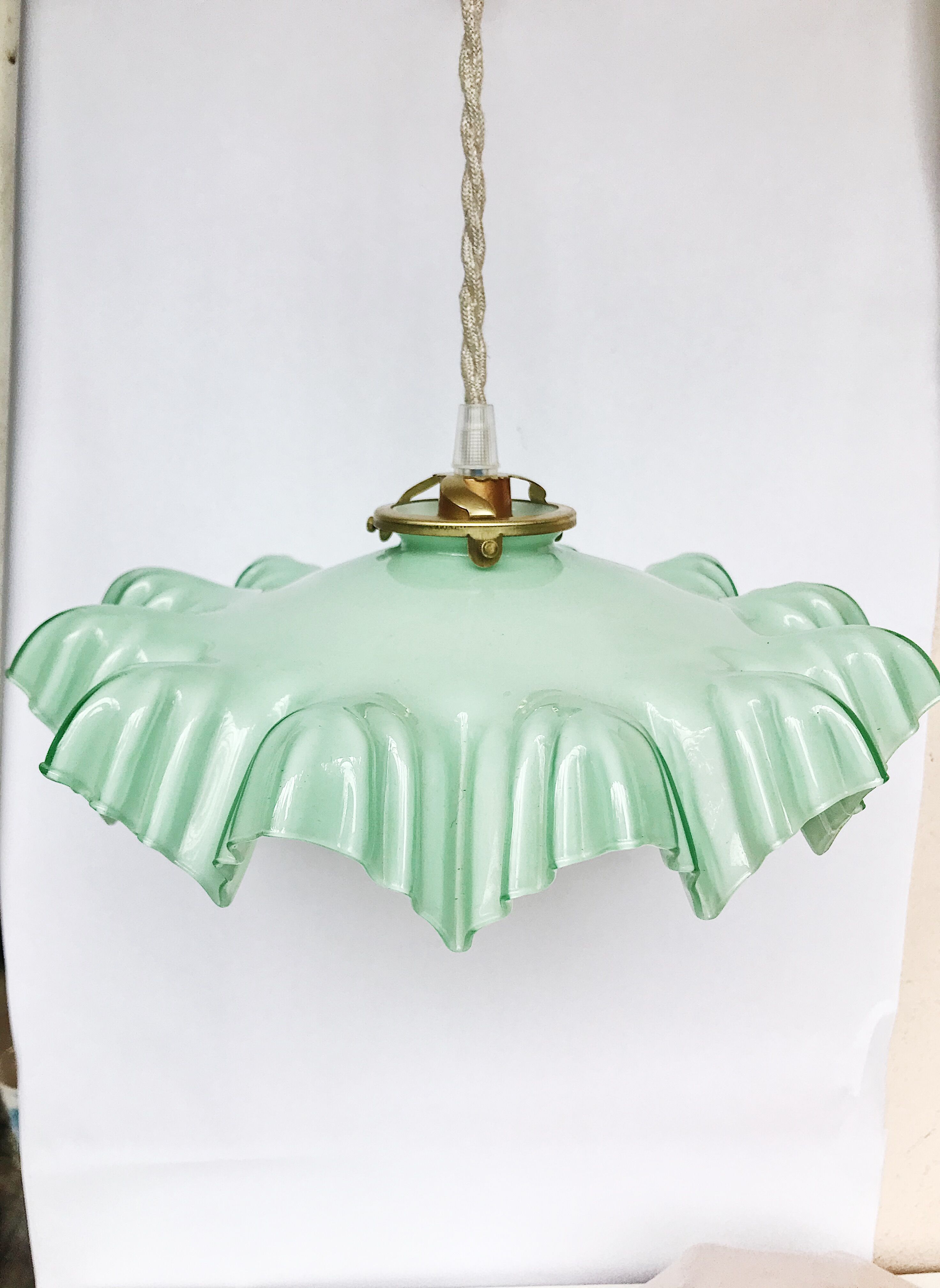 Suspension en opaline vert pastel jupée