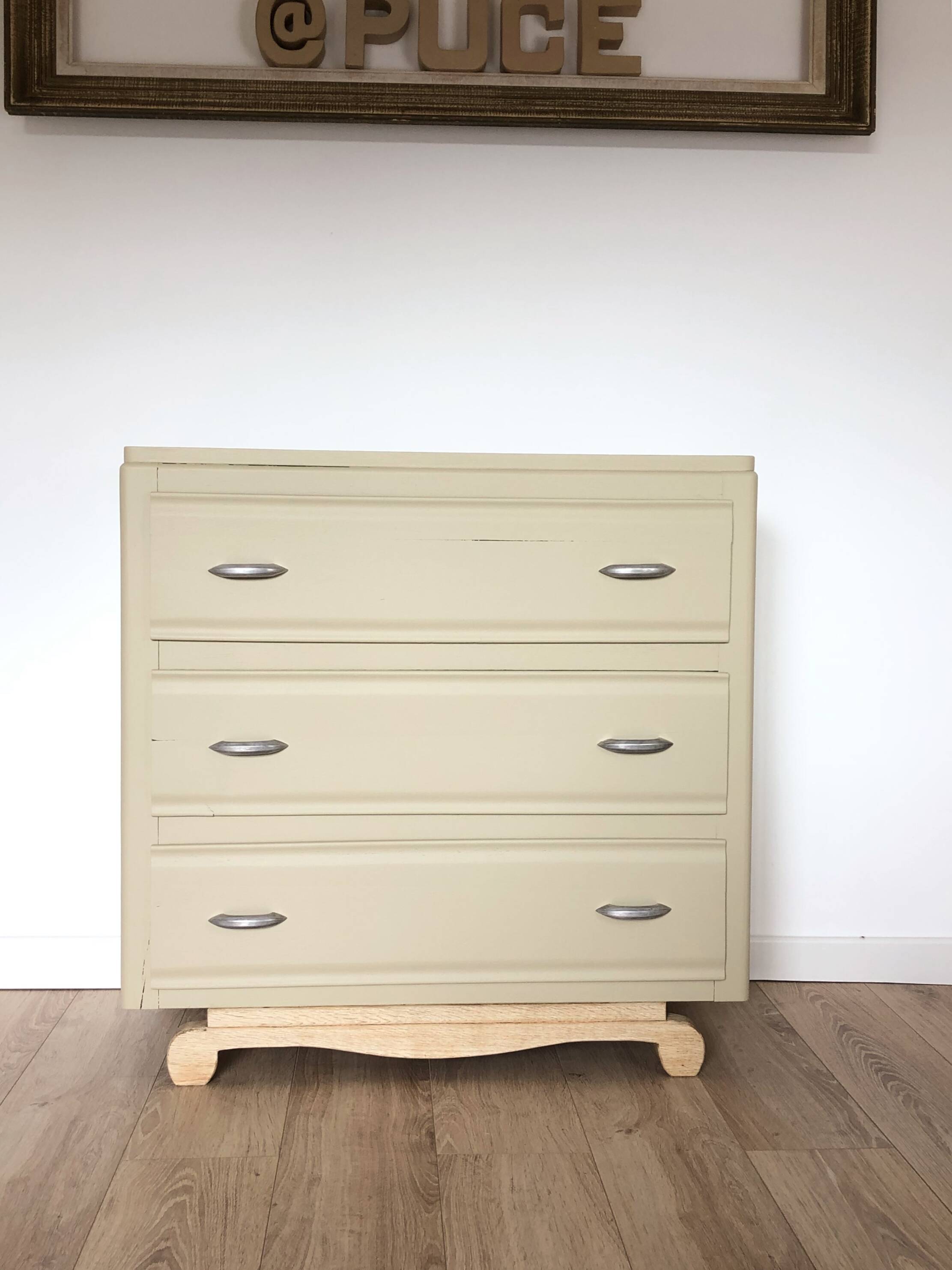 Commode vintage couleur crème d'artichaud