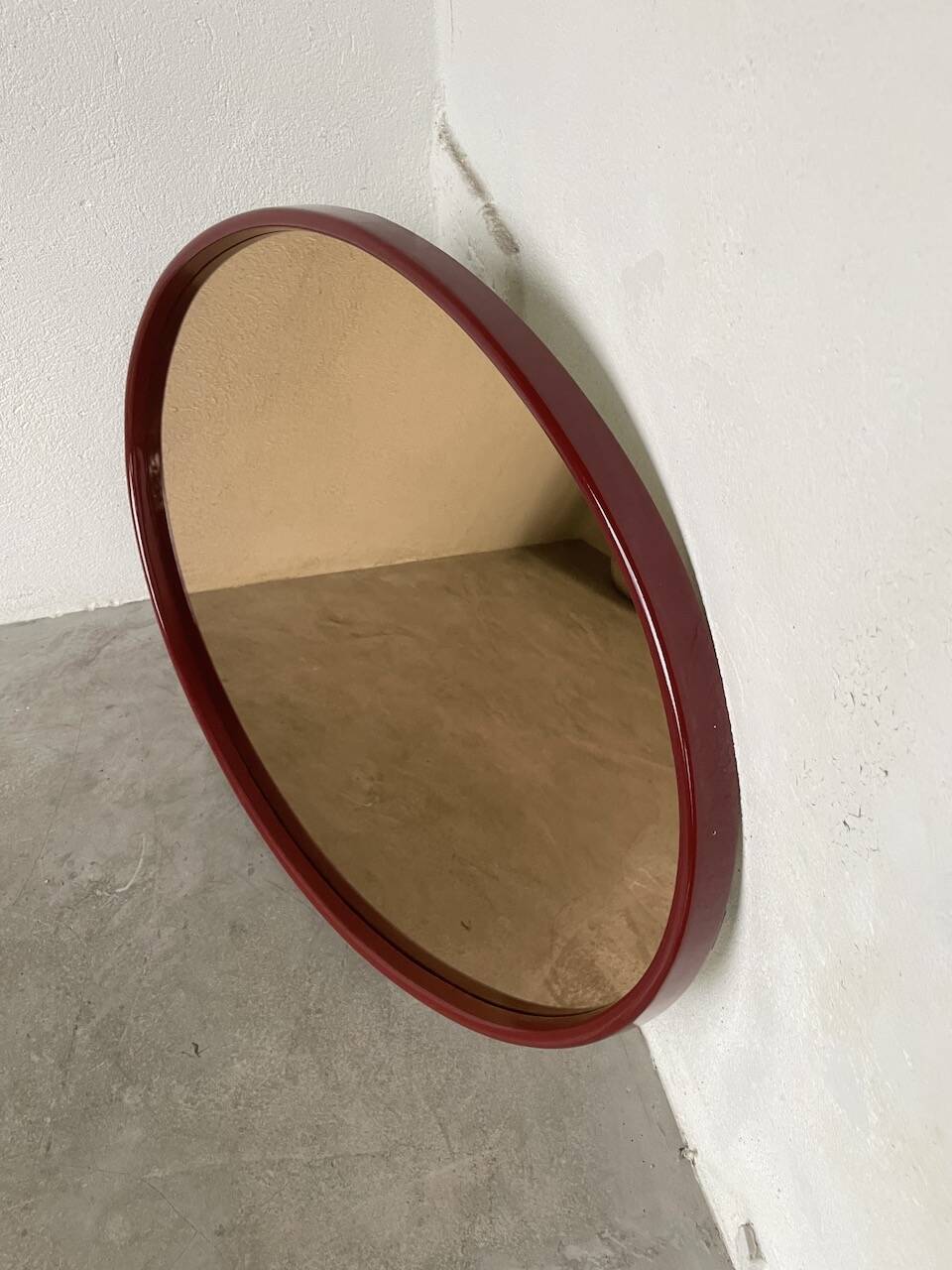 Red lacquered console and its mirror from the 80s