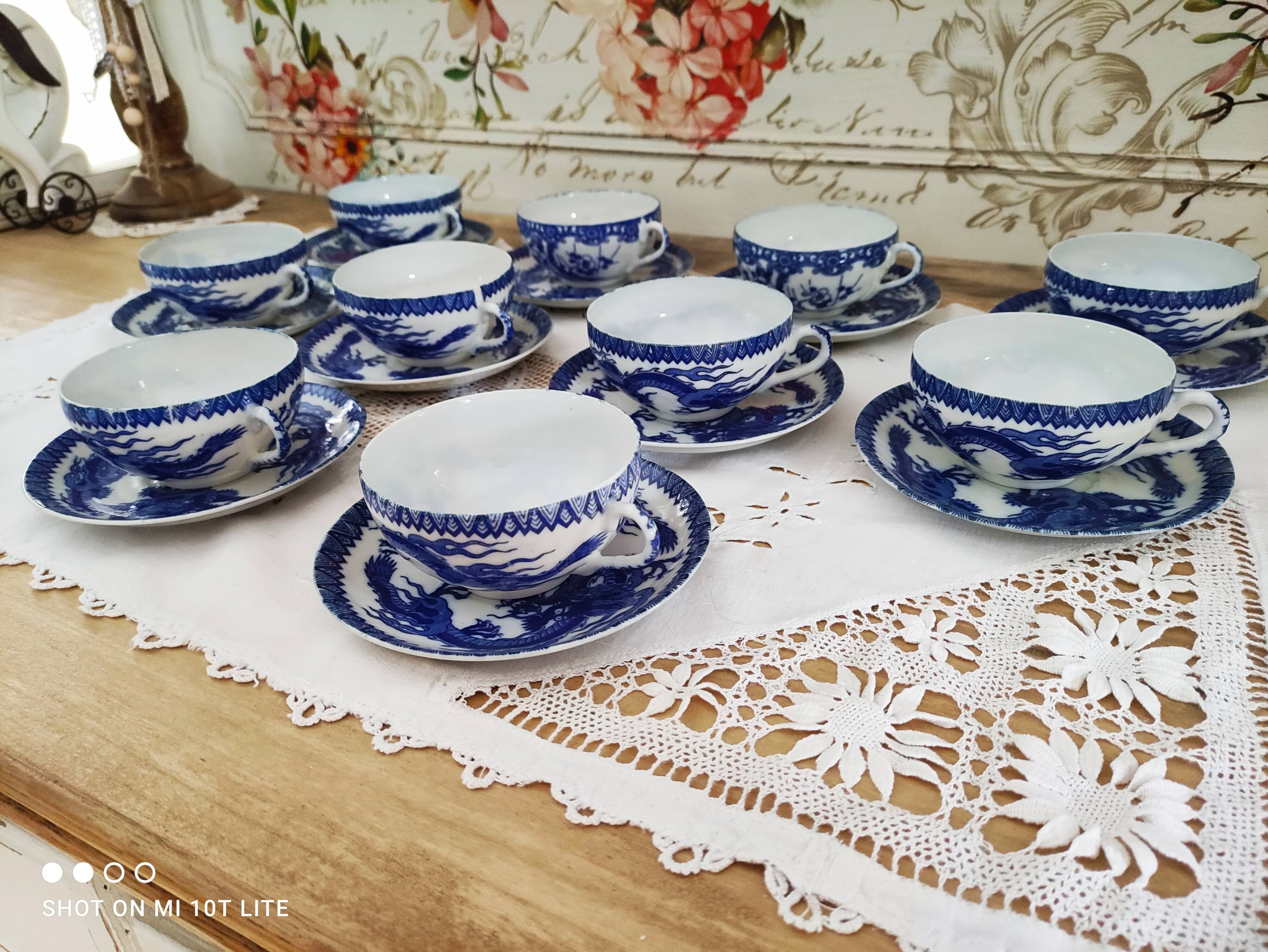 Lot de 10 tasses à thé et sous-tasses en porcelaine japonaise décor dragon bleu et blanc