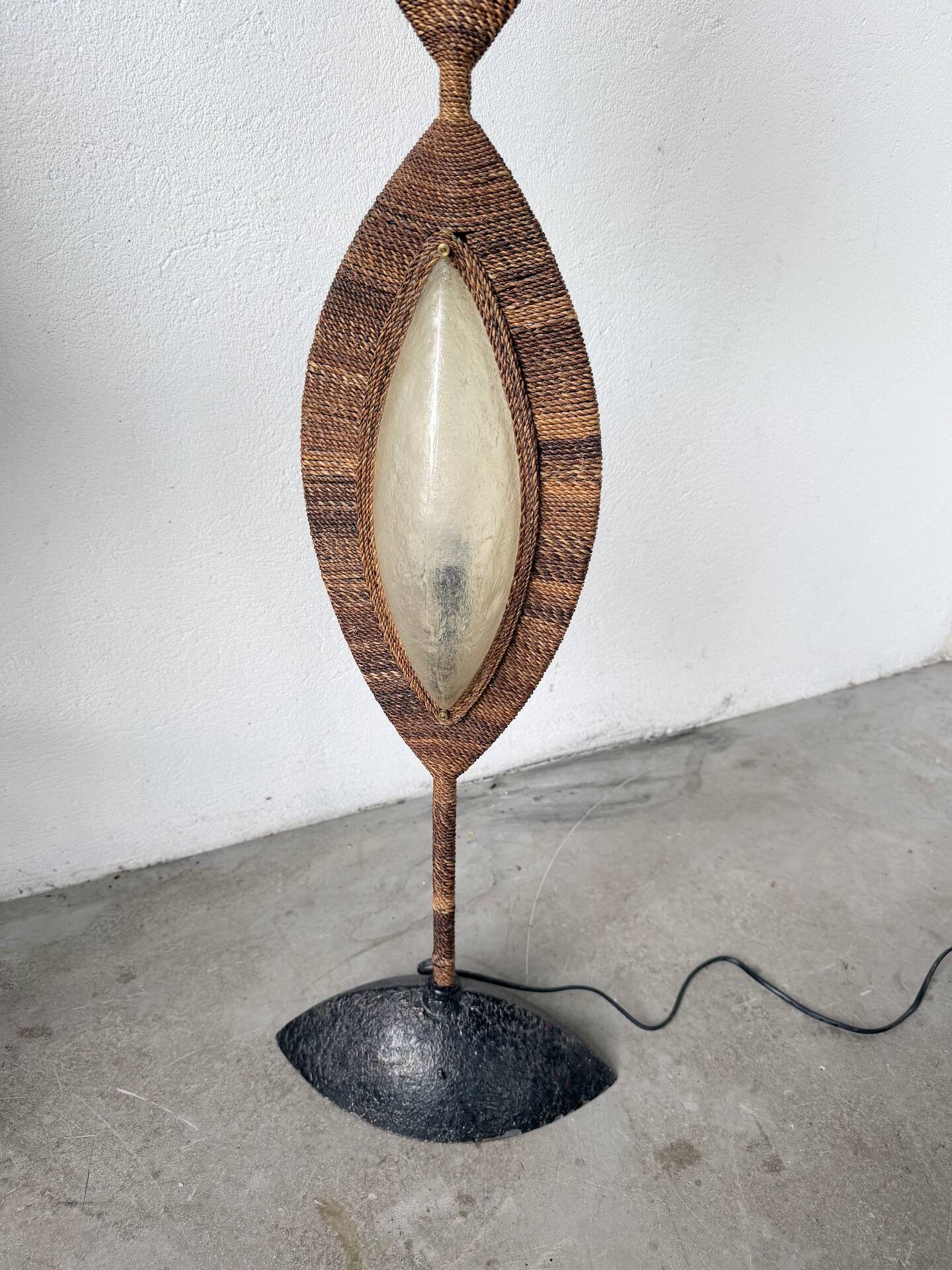 Lampadaire bronze et corde 1970