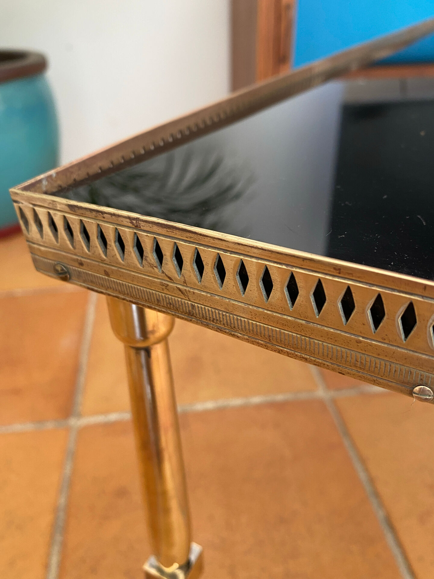 Table basse en laiton massif et plateau en verre noir