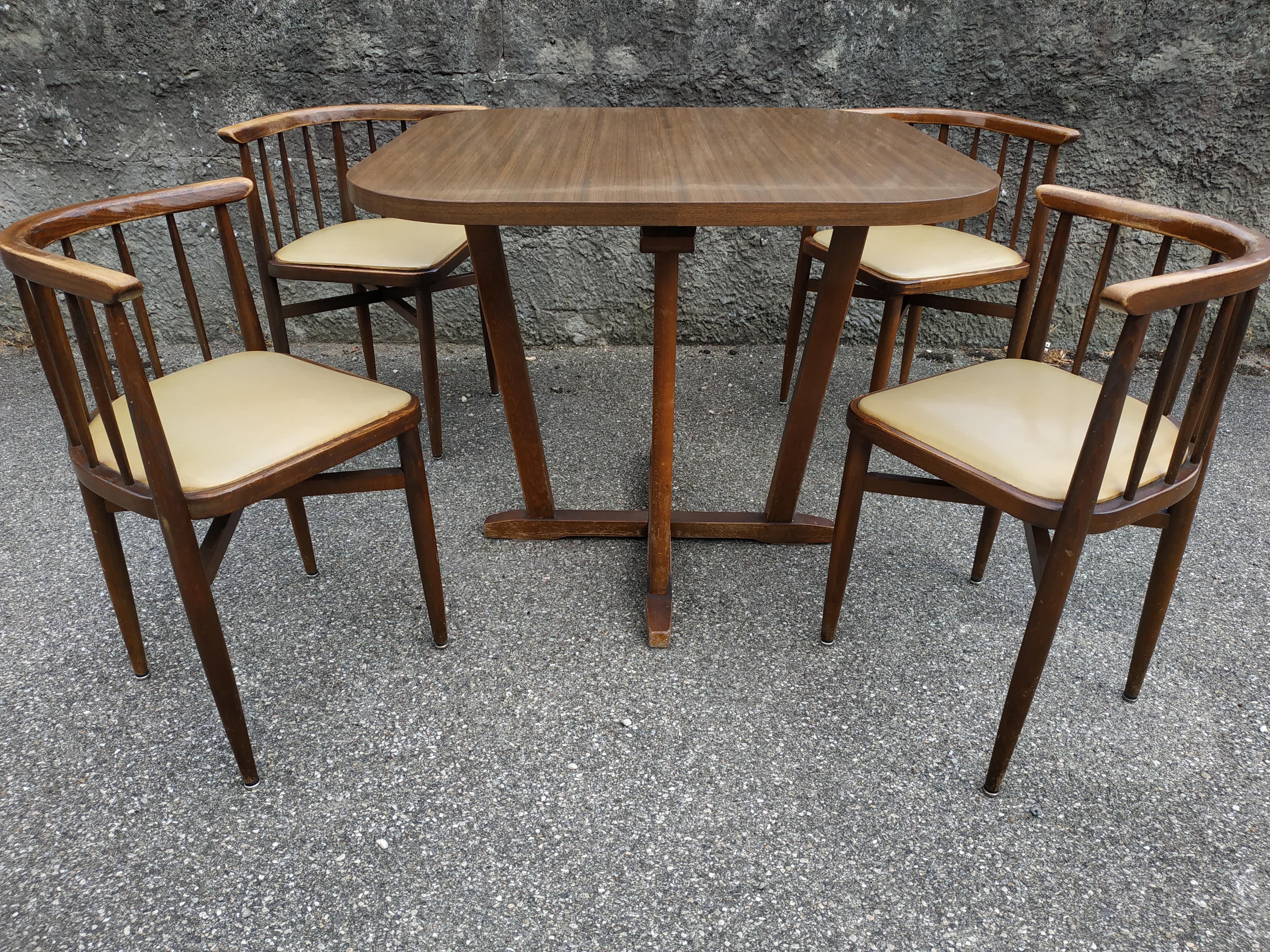 Table and chairs Thonet years 60