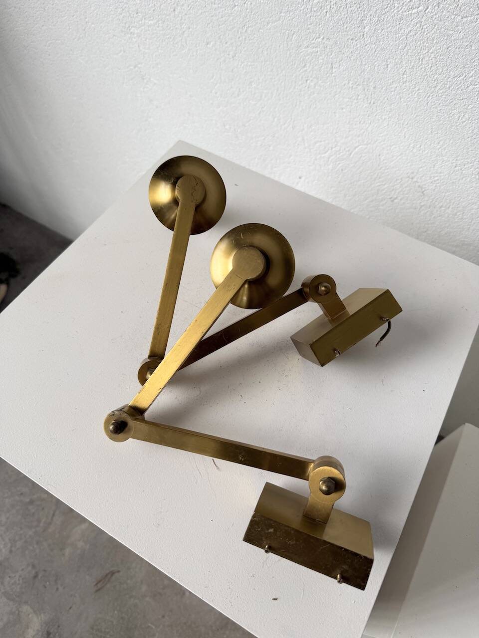 Pair of brass wall lights with articulated arms from the 70s