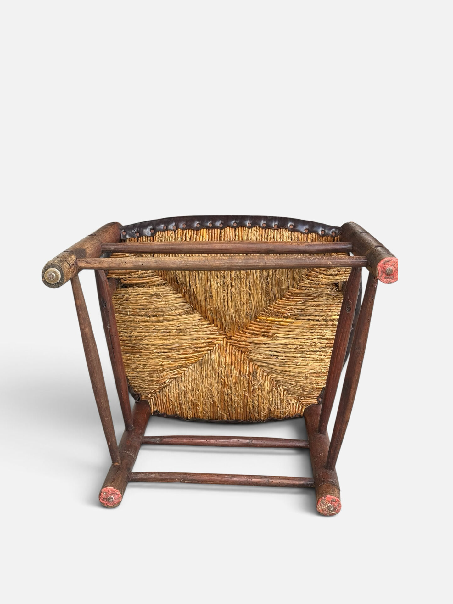 Antique rustic armchair in walnut and leather, 18th century.