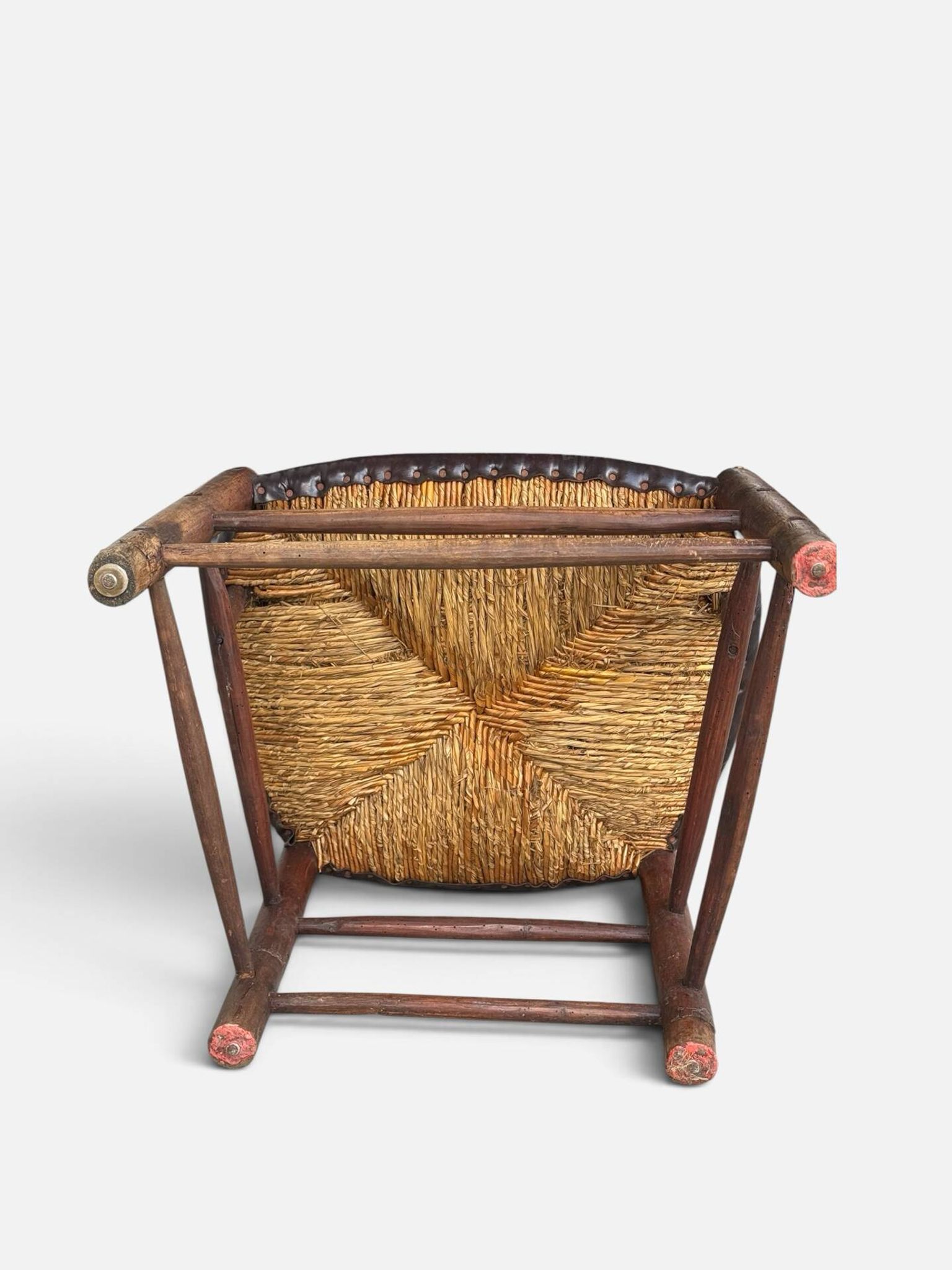Fauteuil rustique ancien en noyer et cuir, 18e siècle