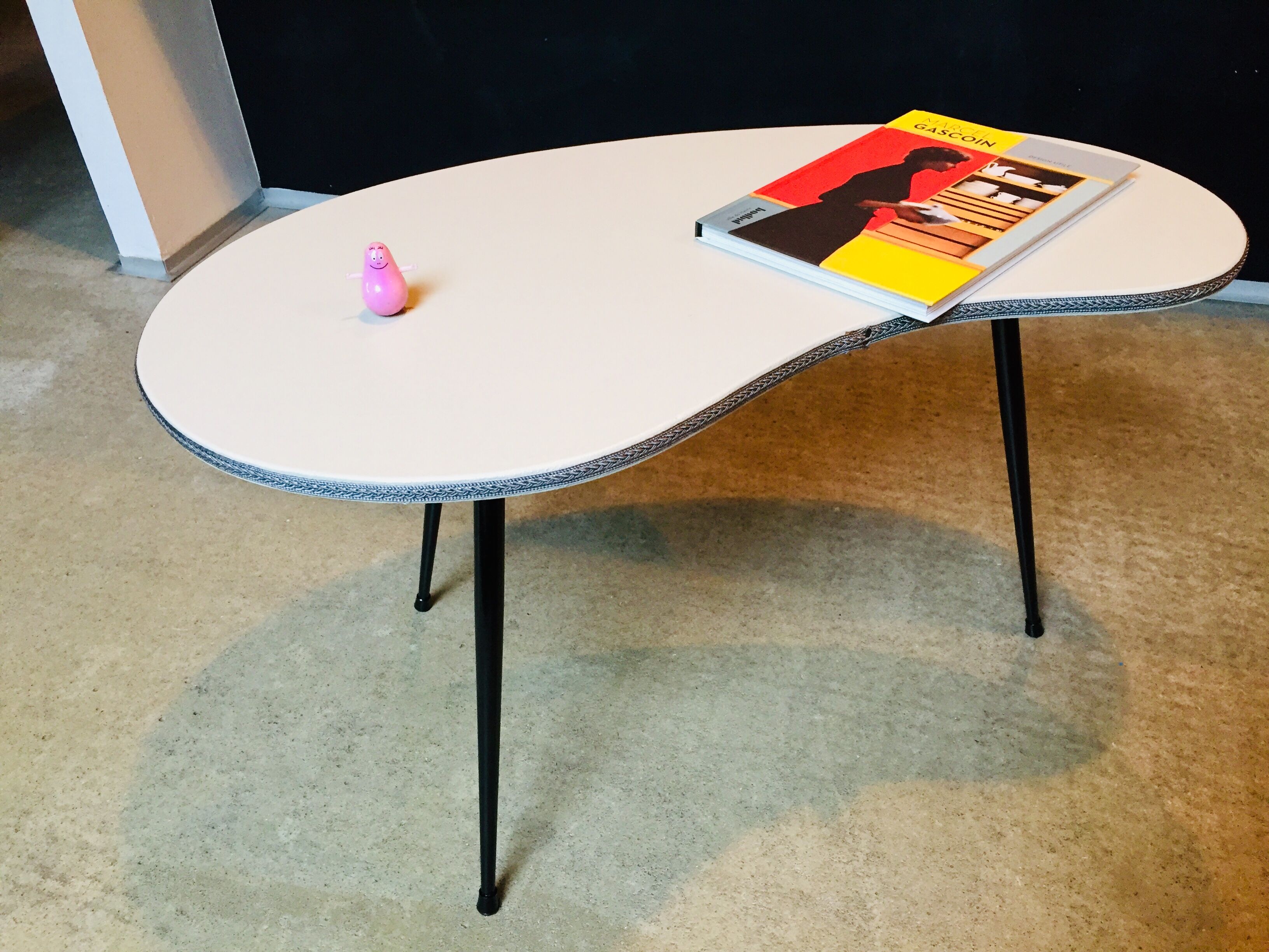 Coffee table "Haricot" compass feet