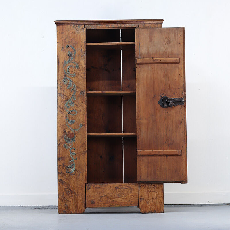 Cabinet de mariée primitif en art populaire peint de ferme antique du XVIIIe siècle