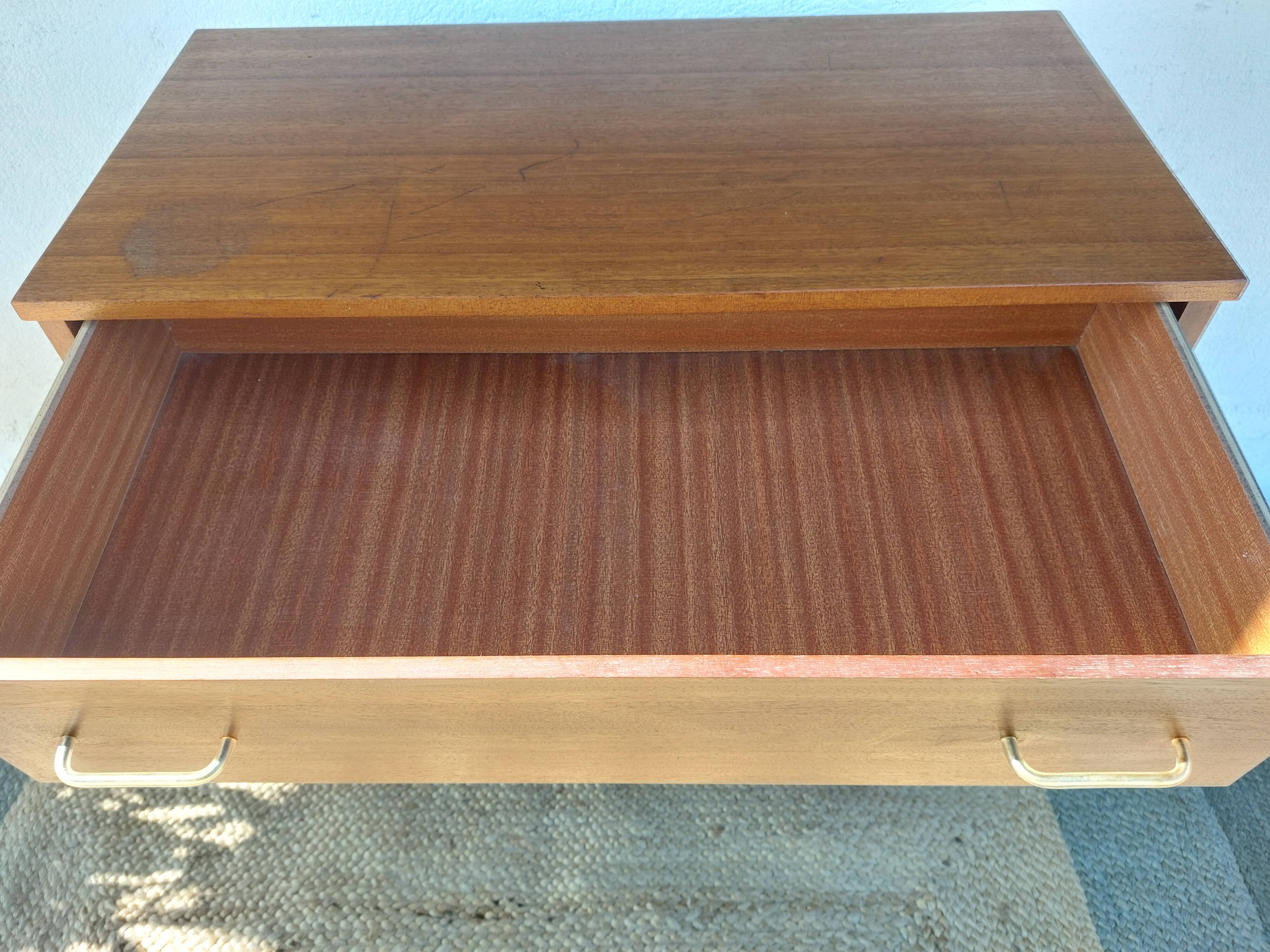 commode vintage, pieds fuseaux