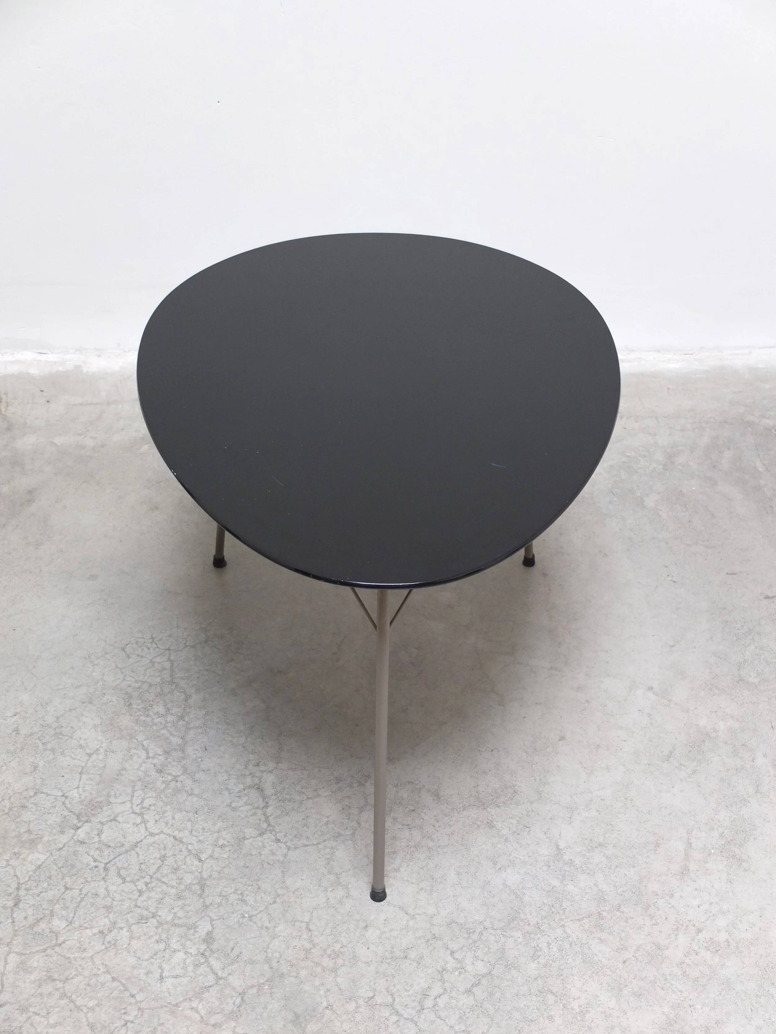 Rare 'Egg' table by Arne Jacobsen for Fritz Hansen, 1952