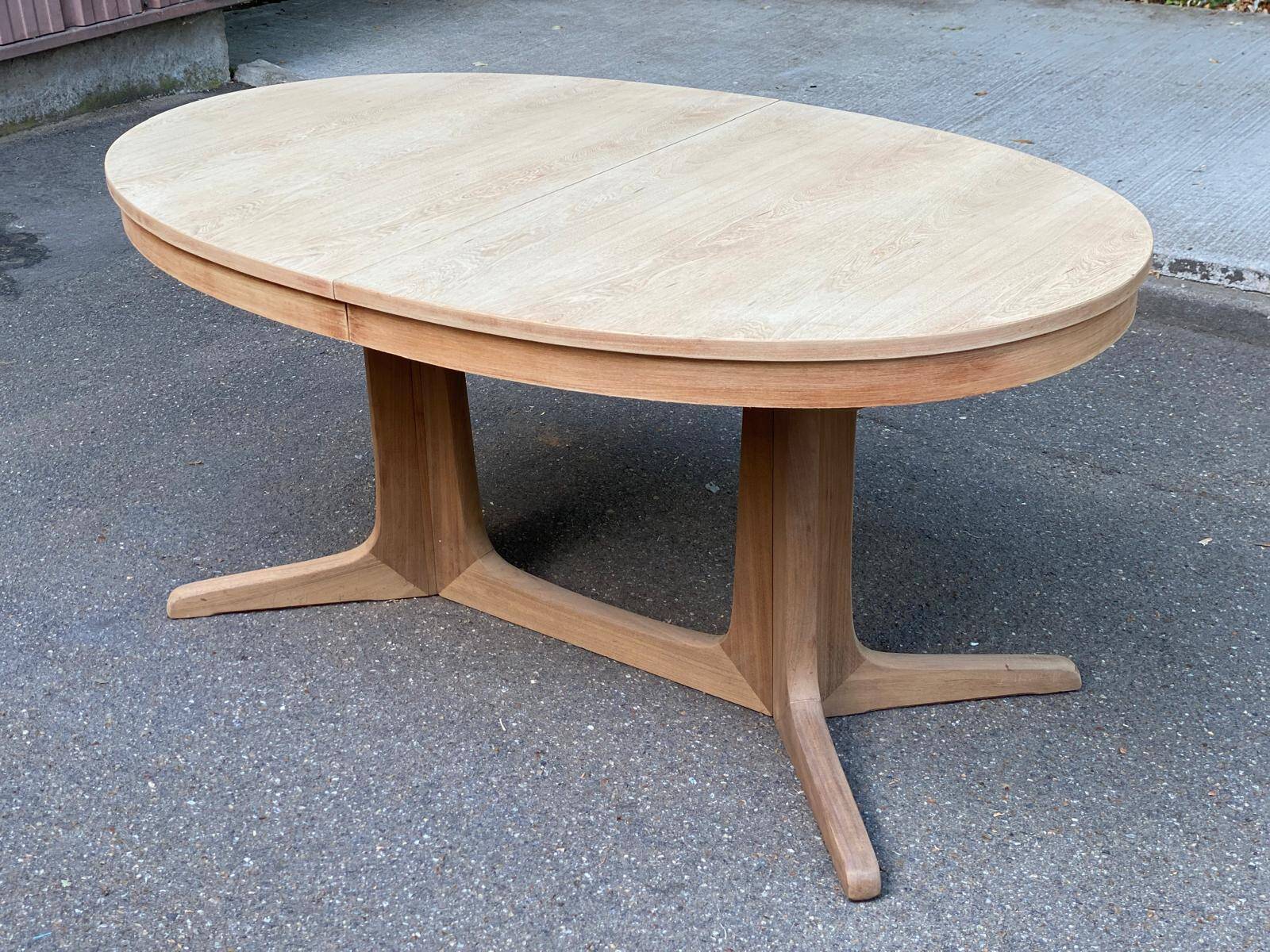Table scandinave ovale extensible Baumann décapée en teck brut 240cm 1960