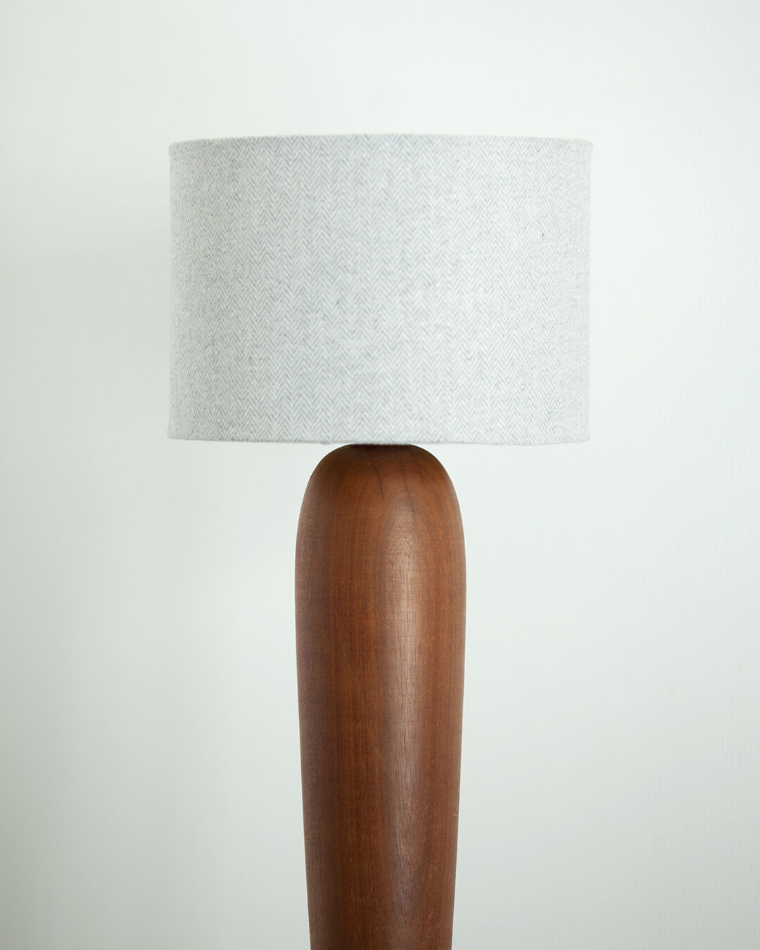 Lamp with oblong foot