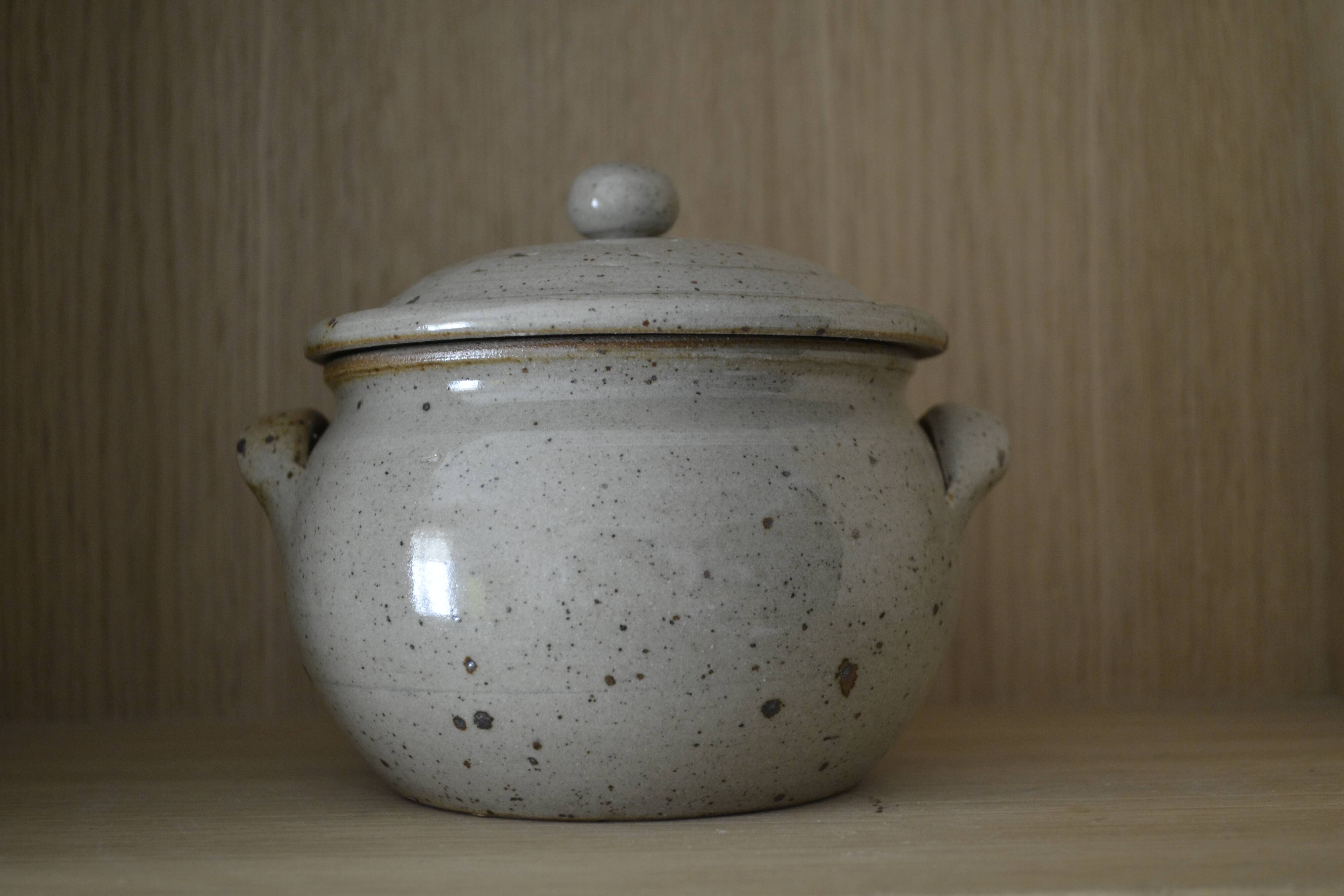 Pot en céramique à couvercle en grès