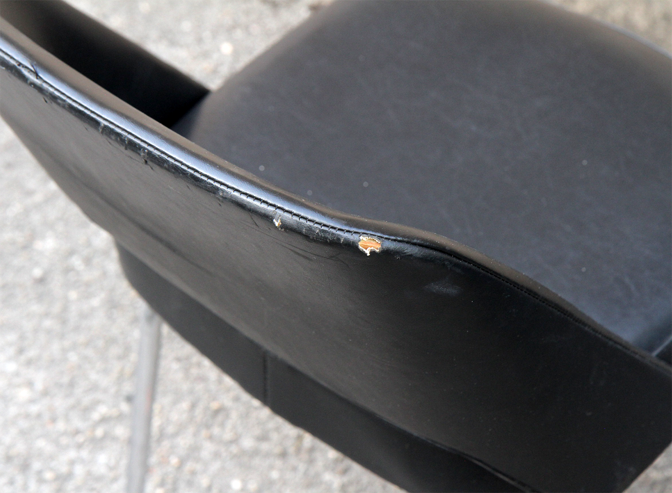Paire de fauteuils conférence noirs et chrome années 60