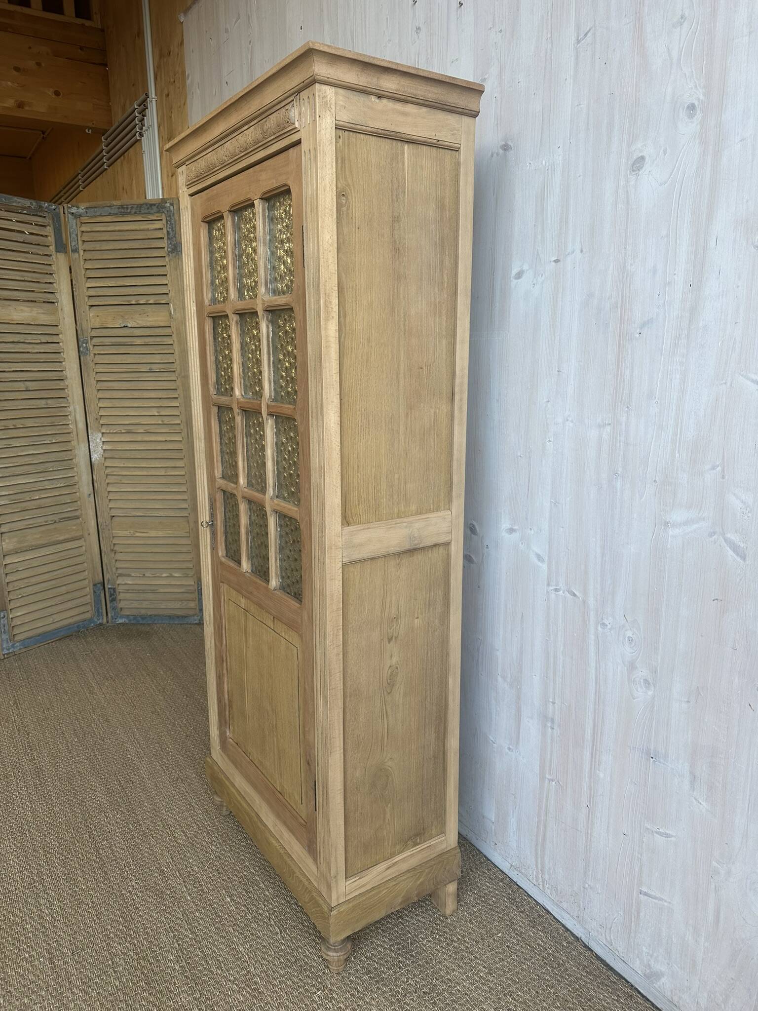 Antique display cabinet in oak and walnut, Louis XVI style.
