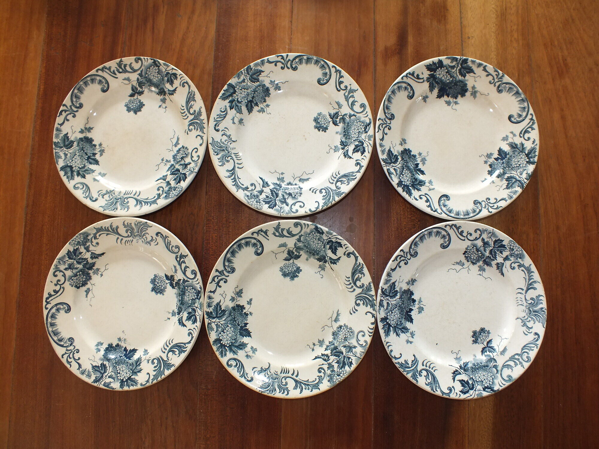 7 flat plates in Terre de Fer St Amand model Boule de Neige